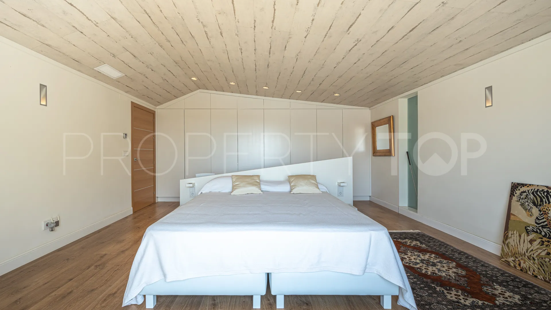 For sale villa in Nueva Andalucia