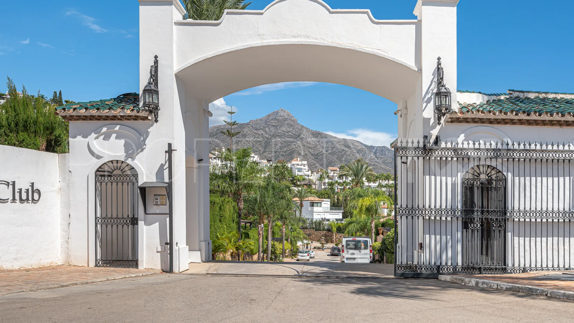 For sale villa in Nueva Andalucia