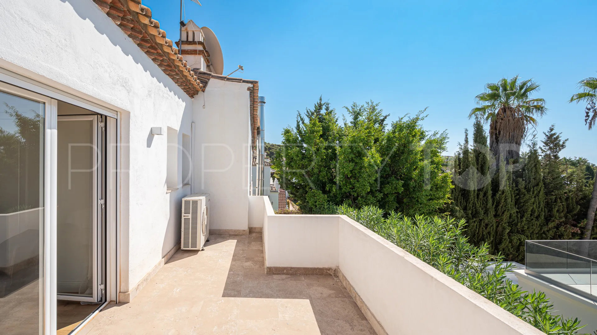For sale villa in Nueva Andalucia