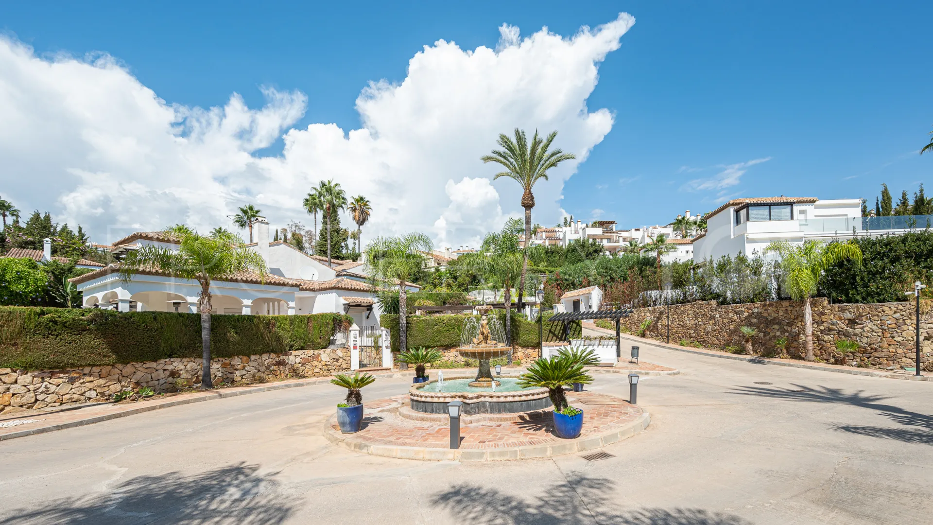 For sale villa in Nueva Andalucia