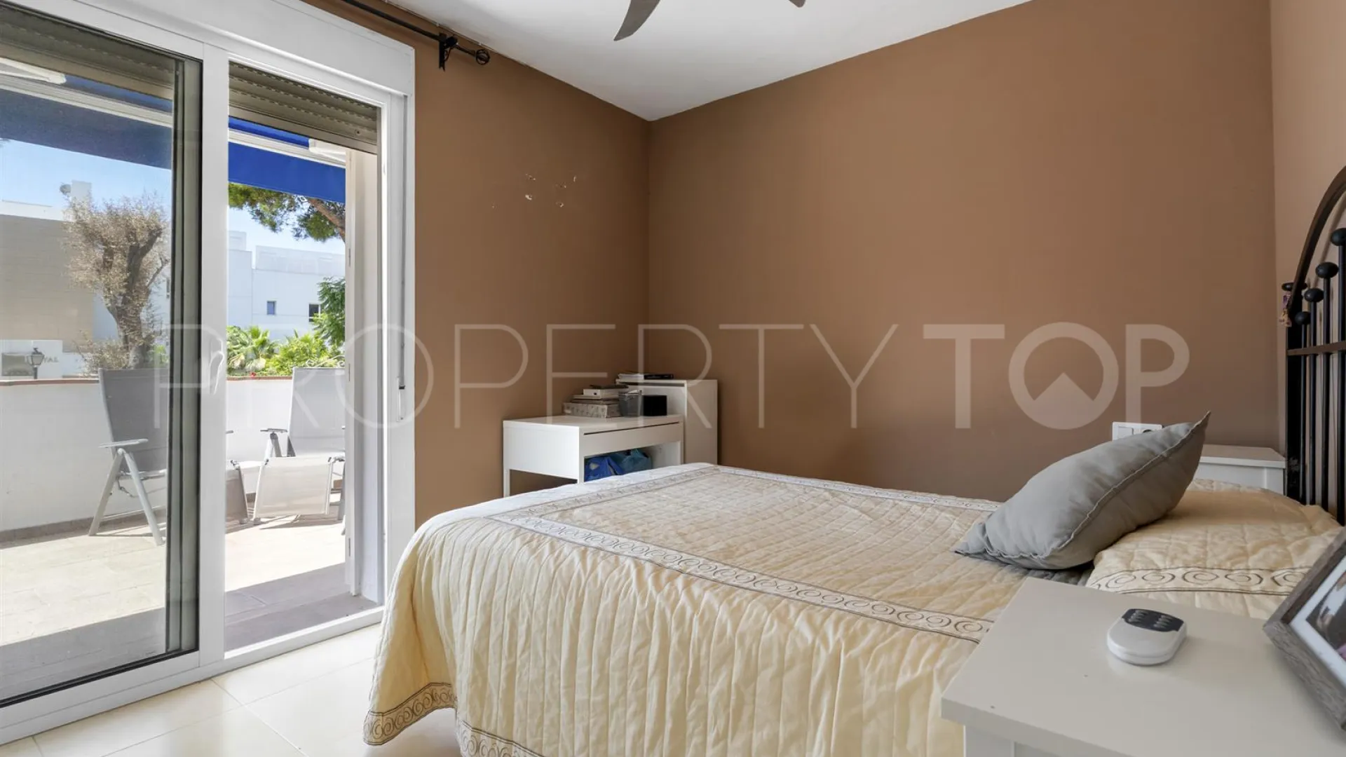 Ground floor apartment with 3 bedrooms for sale in Nueva Andalucia