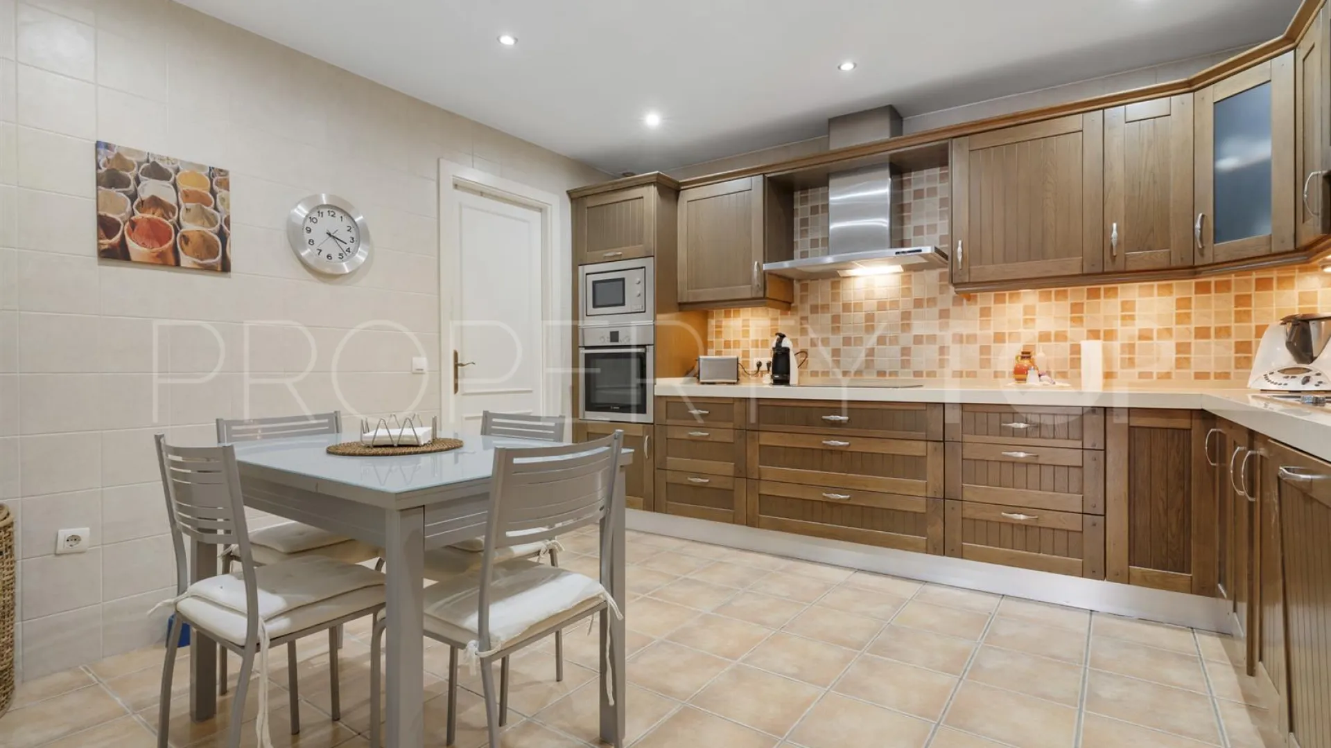 Ground floor apartment with 3 bedrooms for sale in Nueva Andalucia