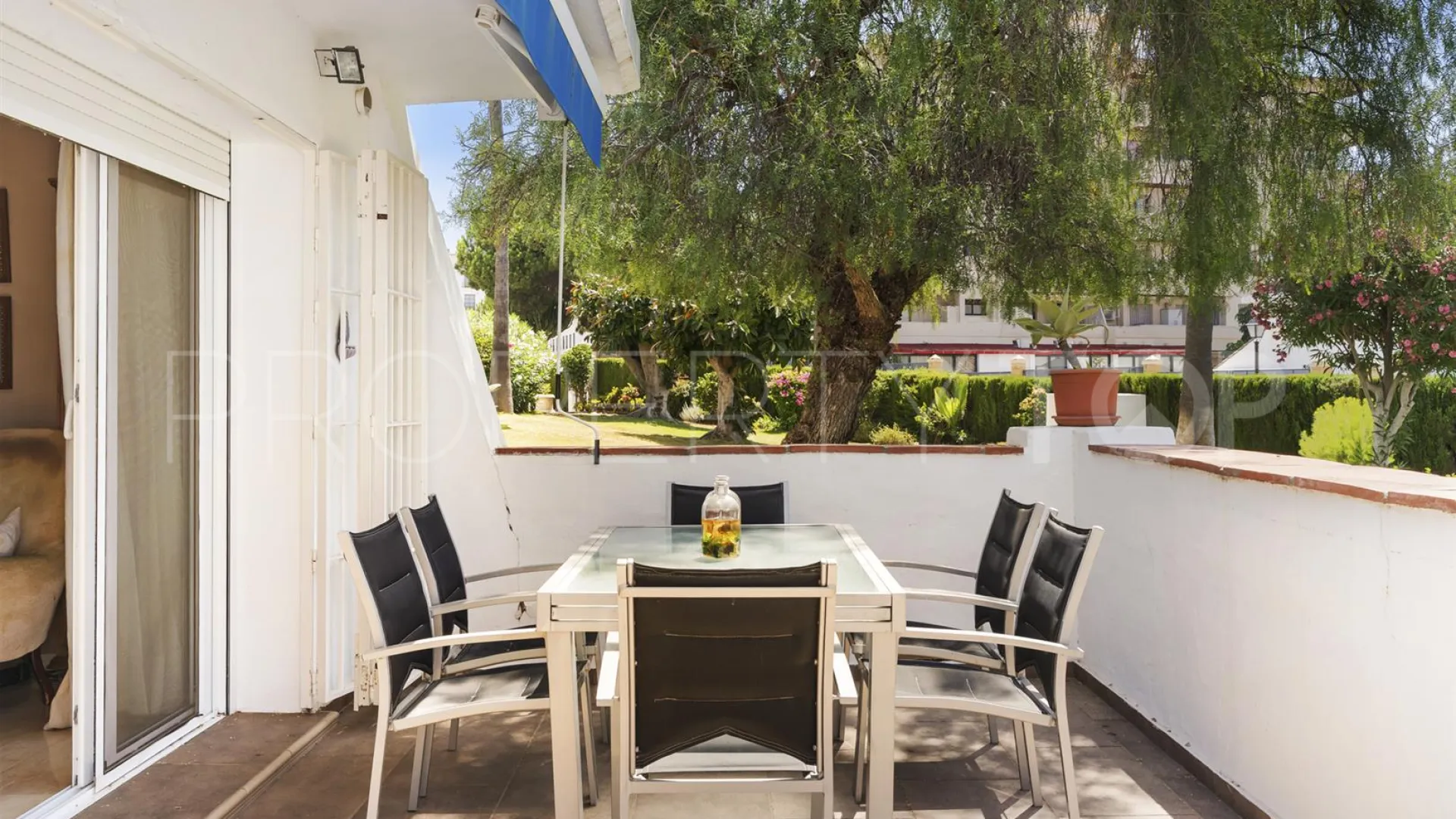 Ground floor apartment with 3 bedrooms for sale in Nueva Andalucia