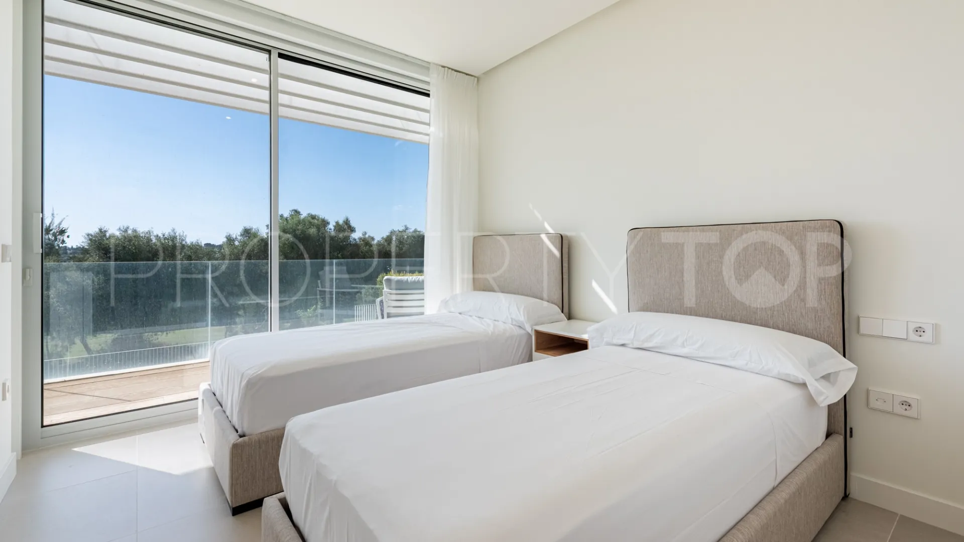 For sale town house with 4 bedrooms in La Finca