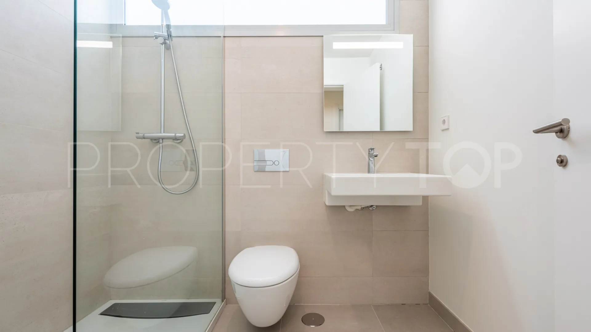 For sale town house with 4 bedrooms in La Finca