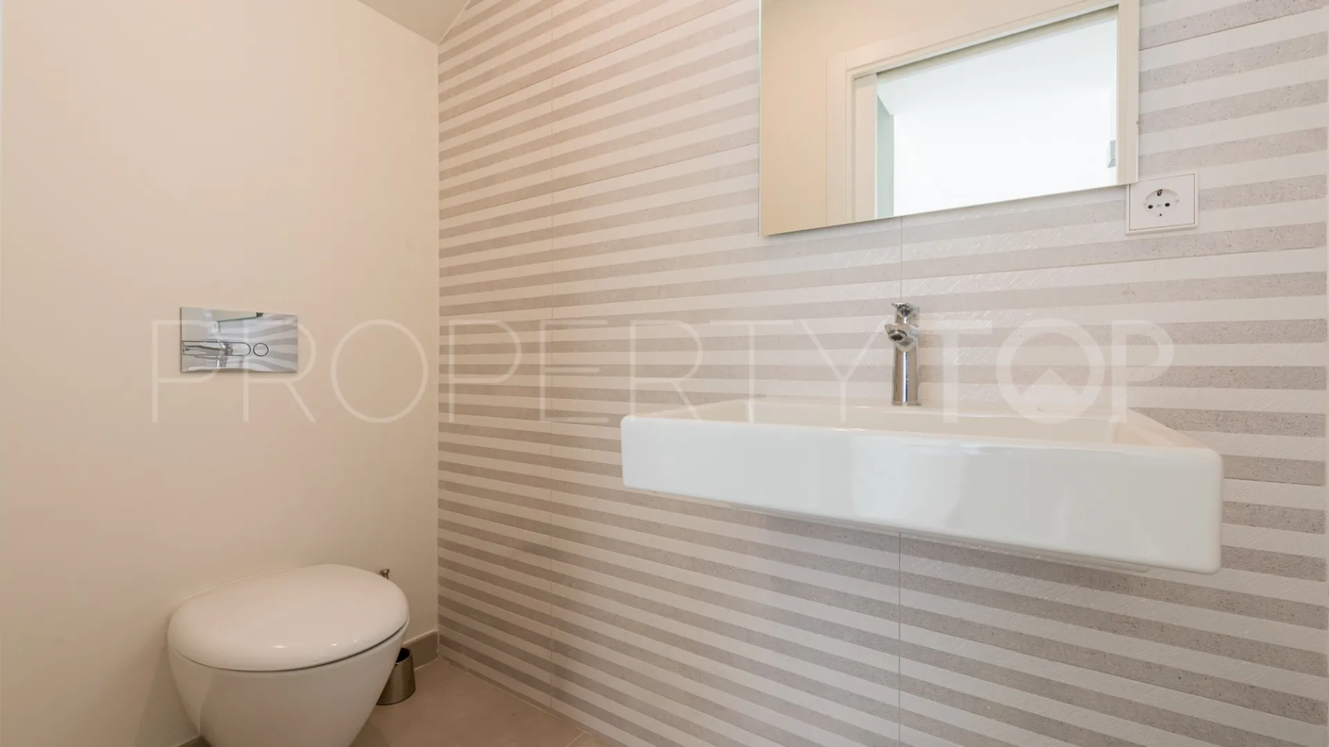 For sale town house with 4 bedrooms in La Finca