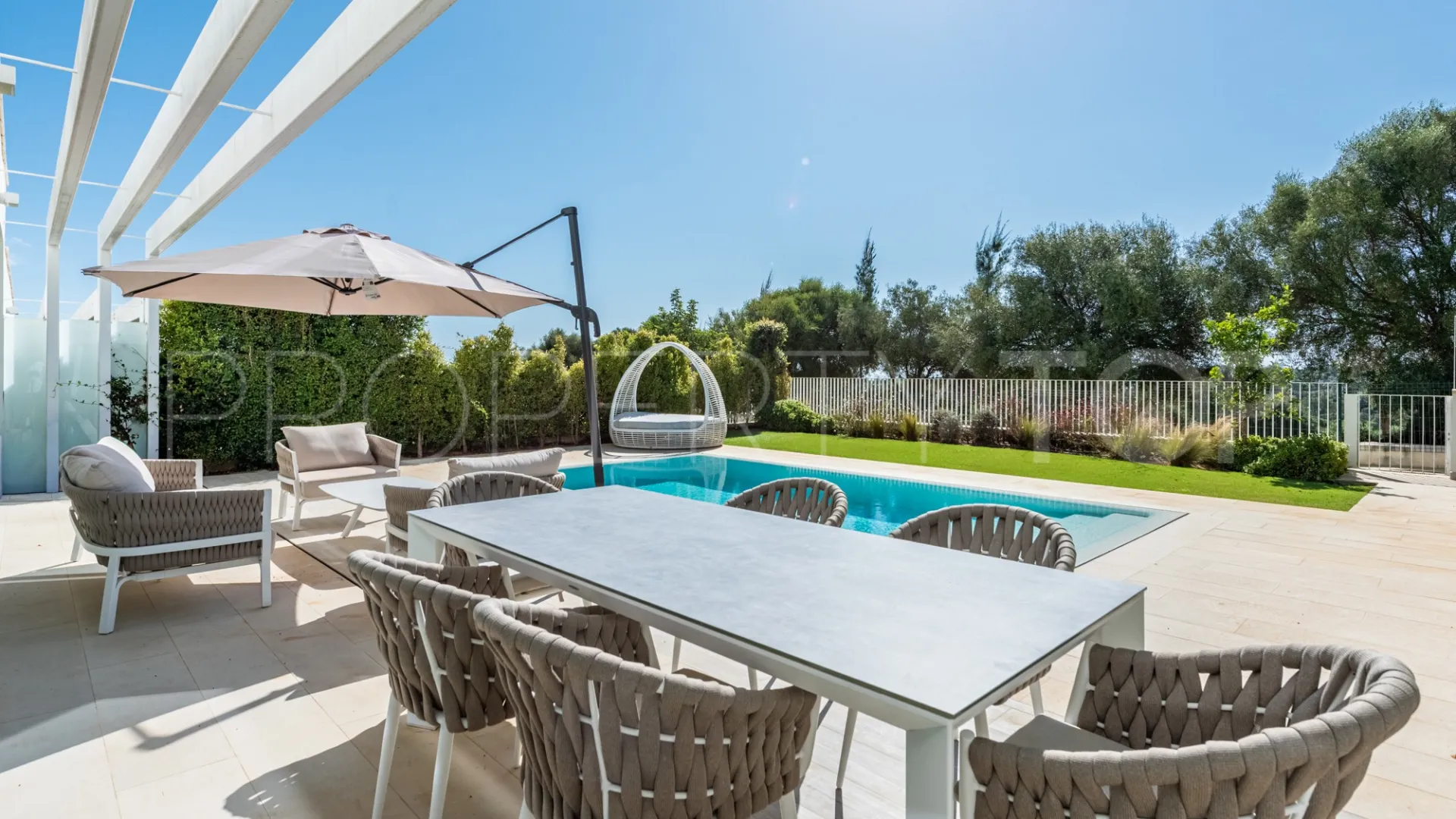 For sale town house with 4 bedrooms in La Finca