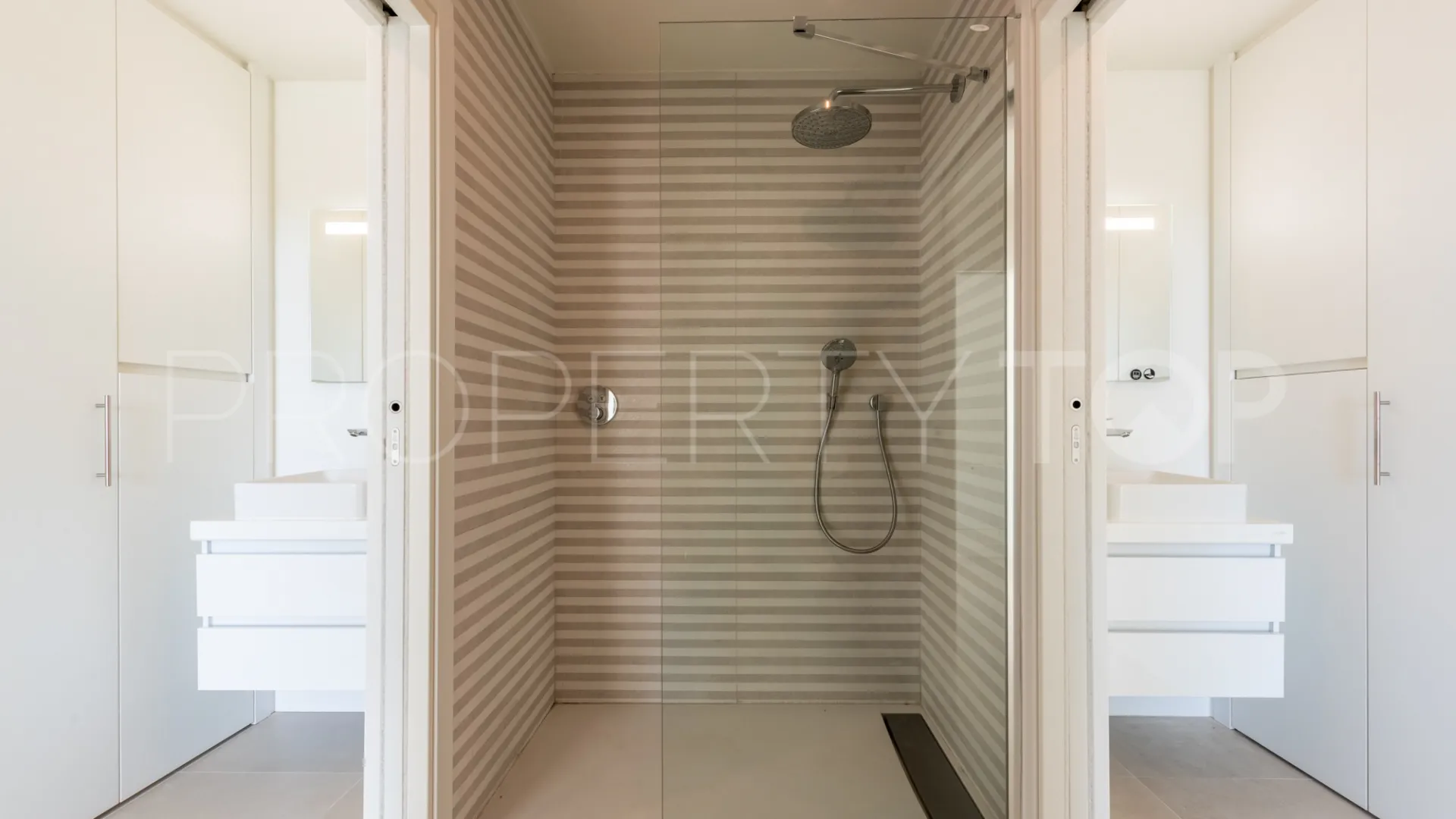 For sale town house with 4 bedrooms in La Finca