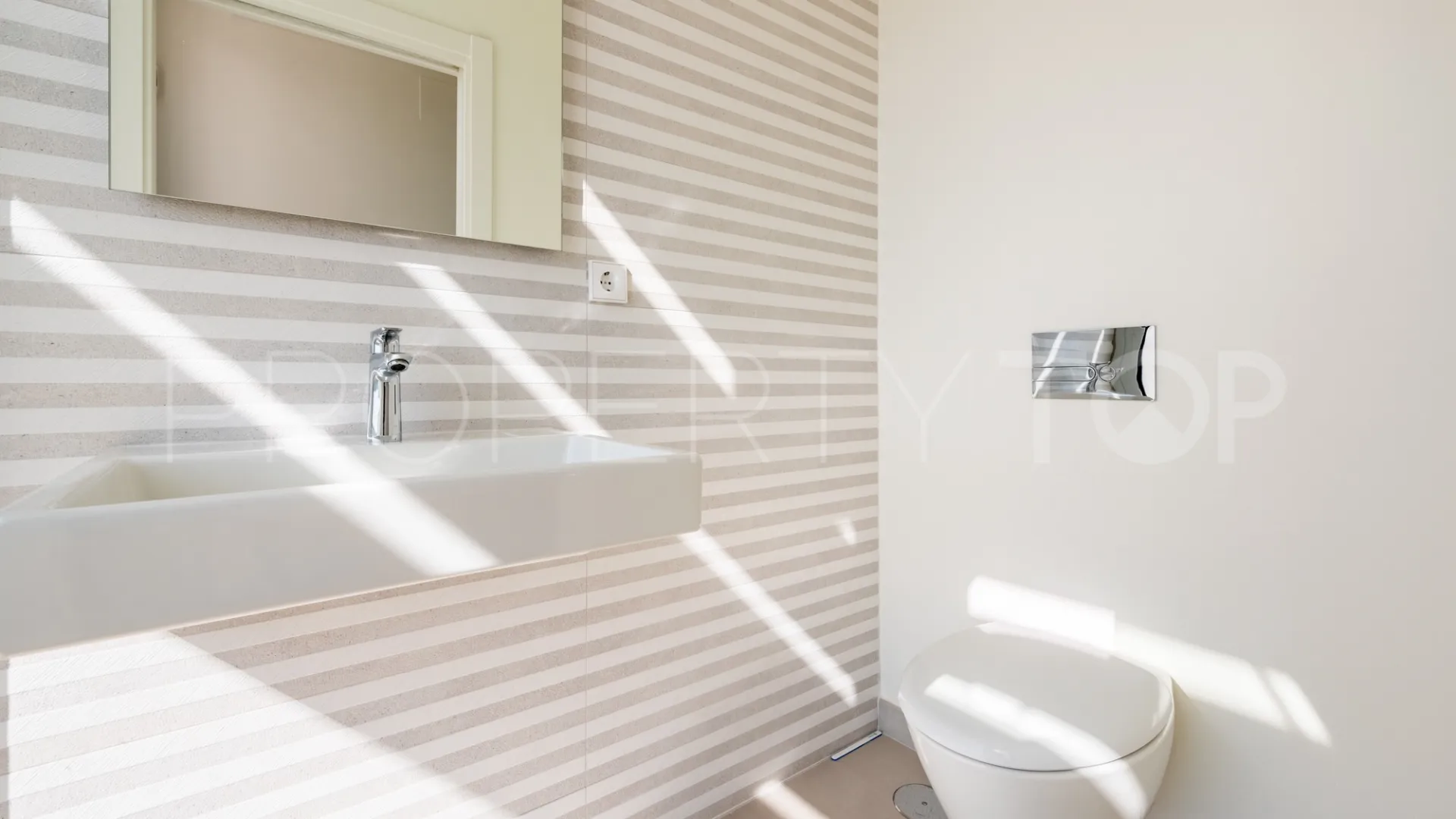 For sale town house with 4 bedrooms in La Finca