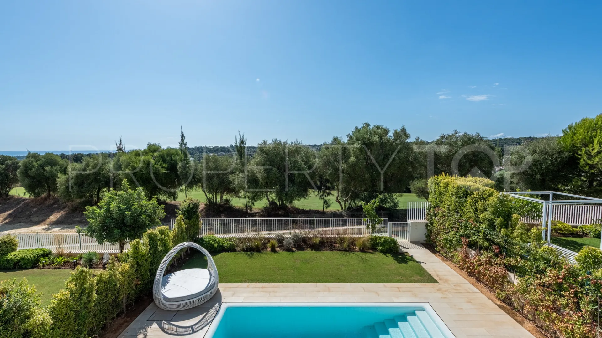 For sale town house with 4 bedrooms in La Finca