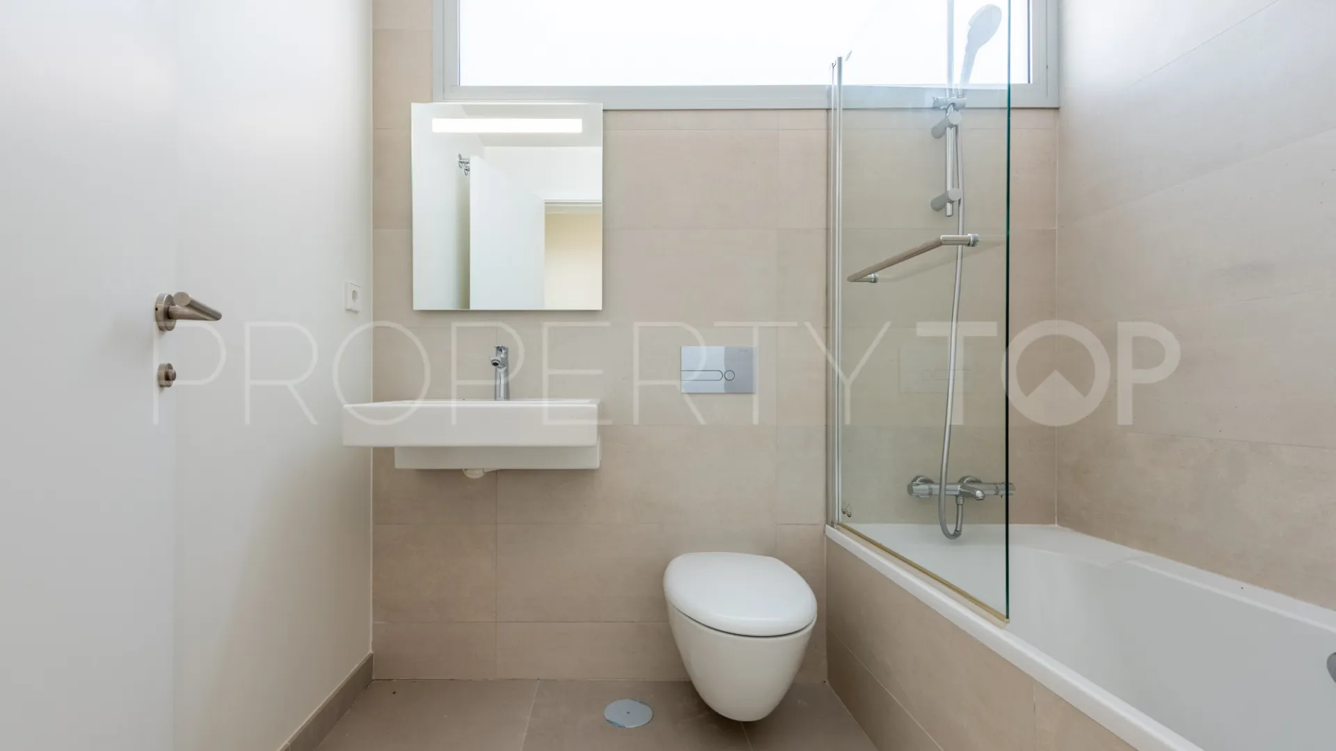 For sale town house with 4 bedrooms in La Finca