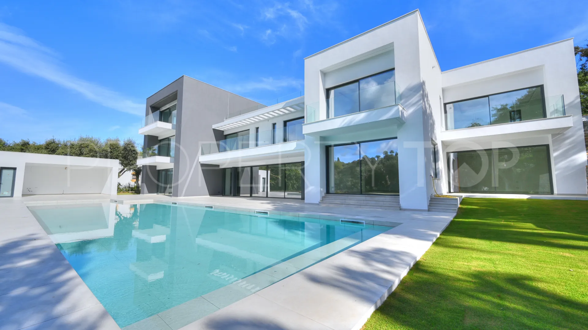 Buy 7 bedrooms villa in Zona C
