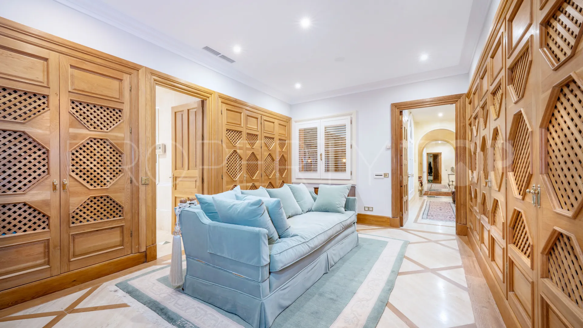 Se vende villa en San Roque Club con 6 dormitorios