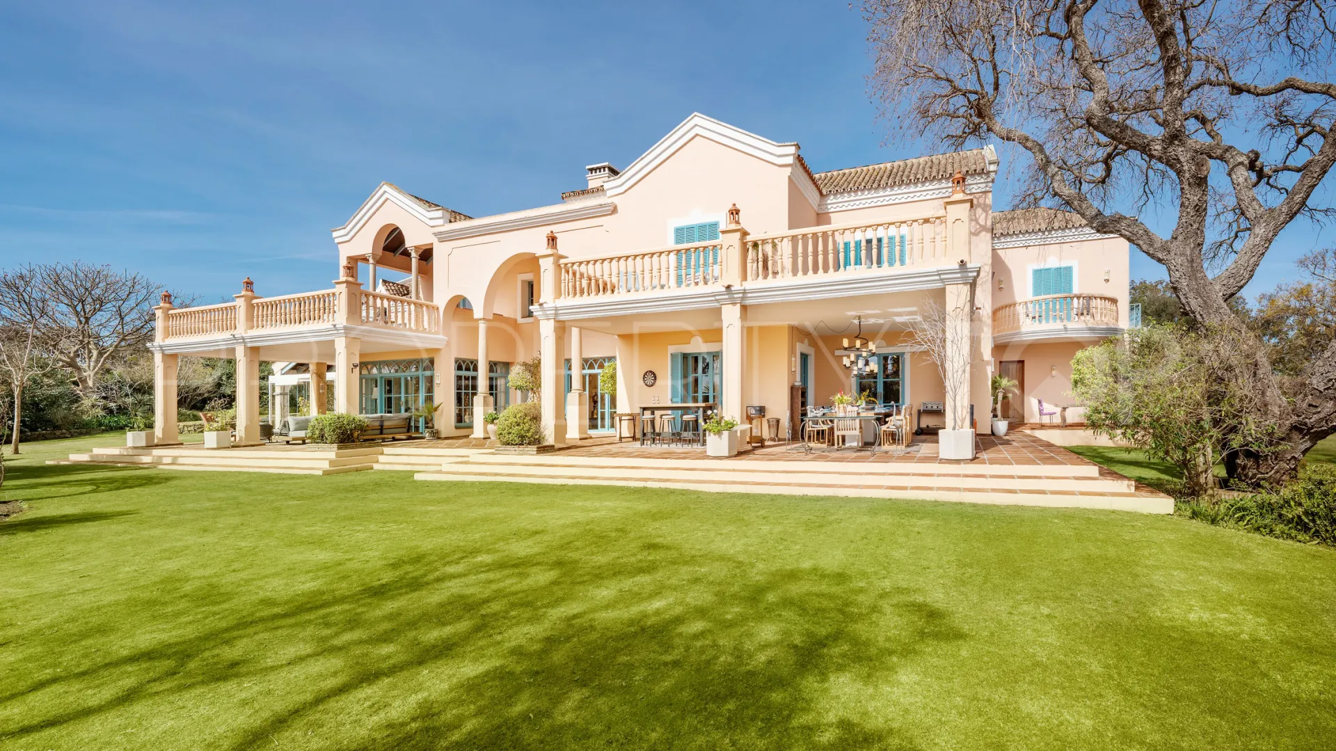 Se vende villa en San Roque Club con 6 dormitorios