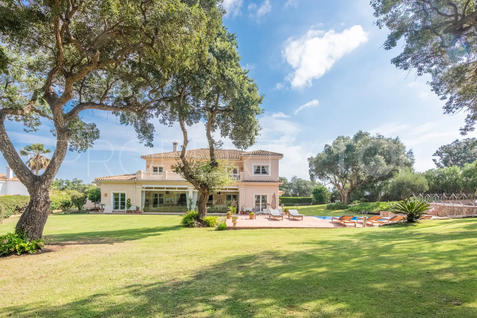 Villa de 7 dormitorios en venta en San Roque Club
