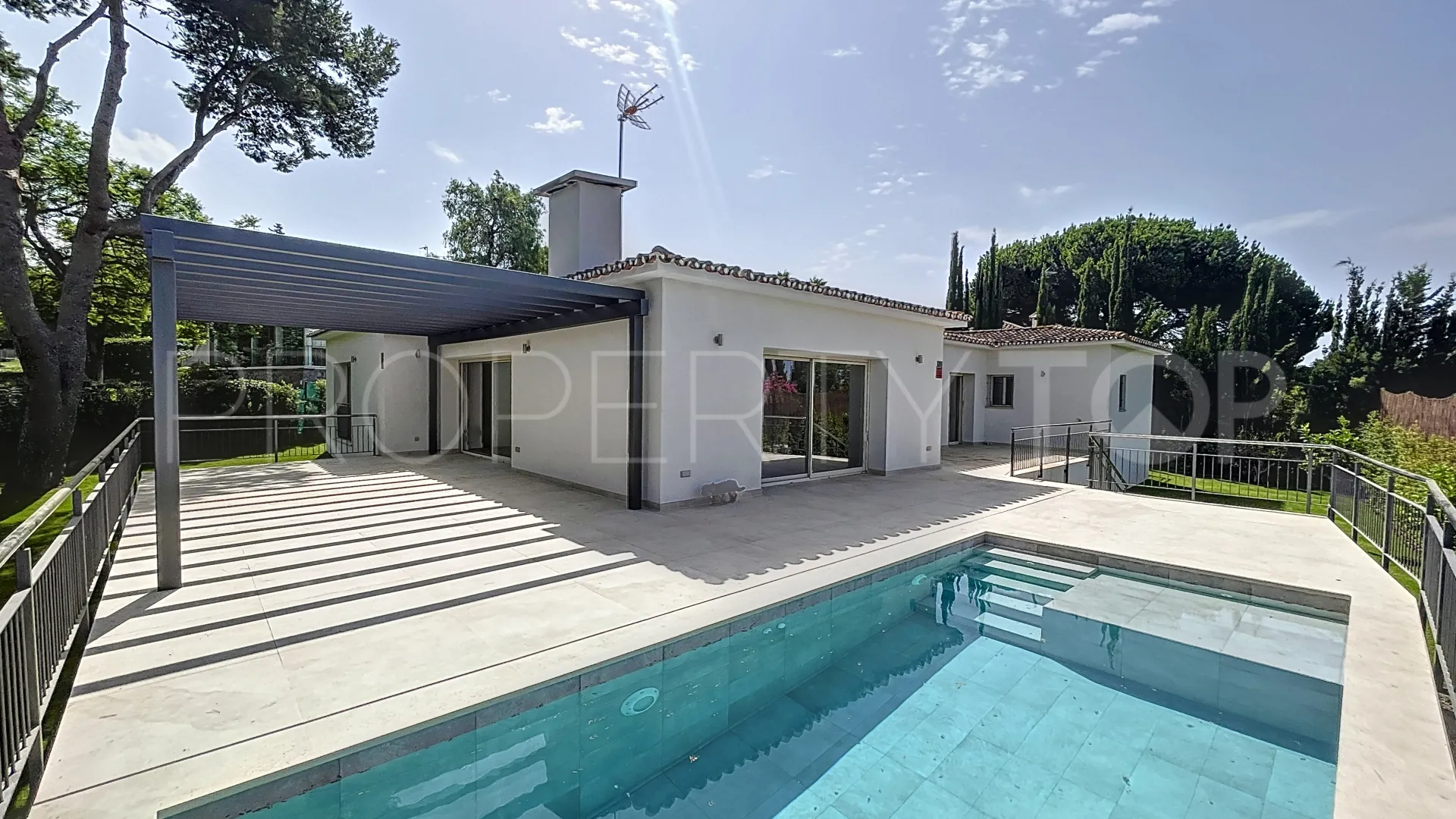 Comprar villa con 4 dormitorios en Guadalmina Alta