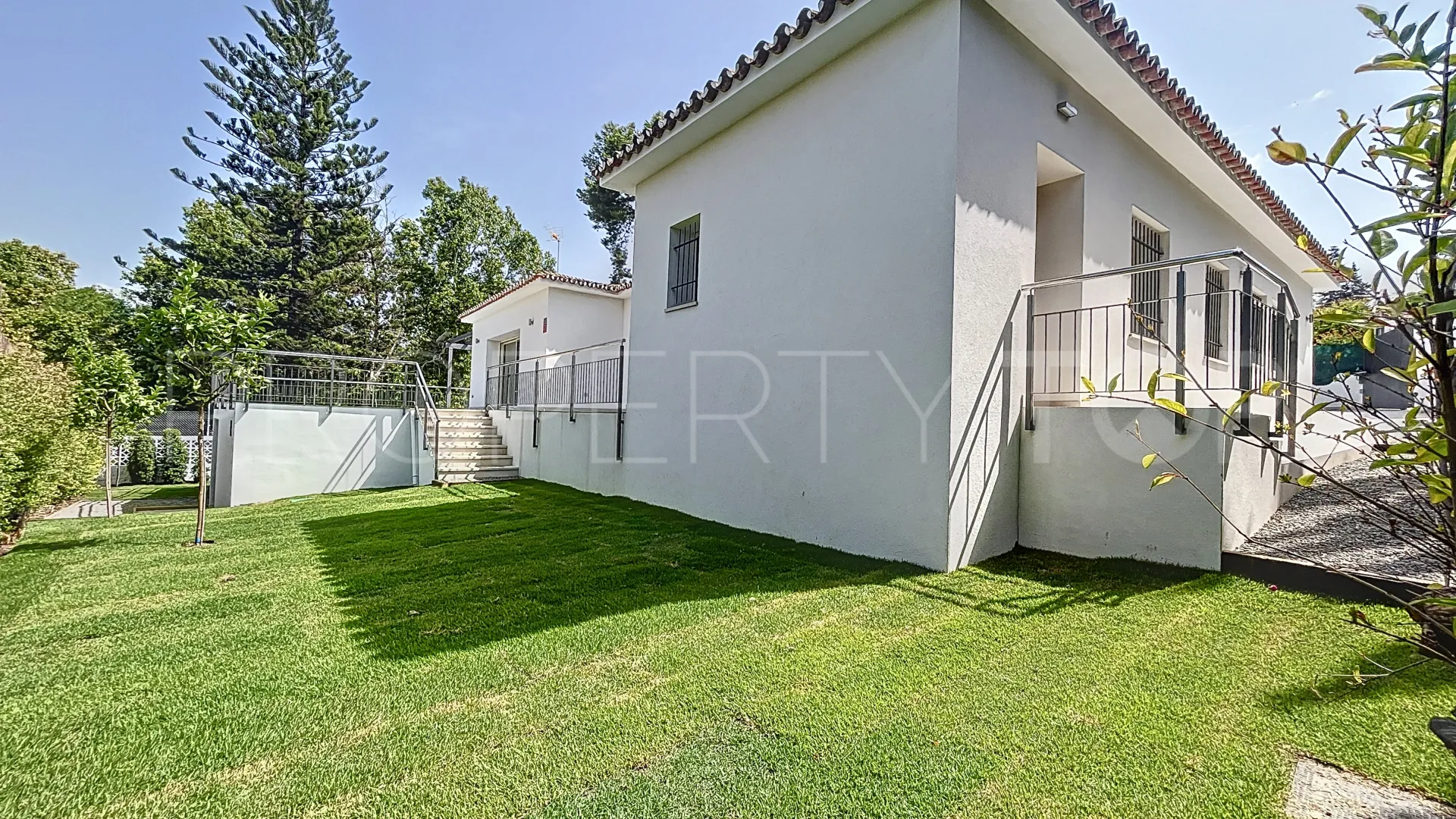 Comprar villa con 4 dormitorios en Guadalmina Alta