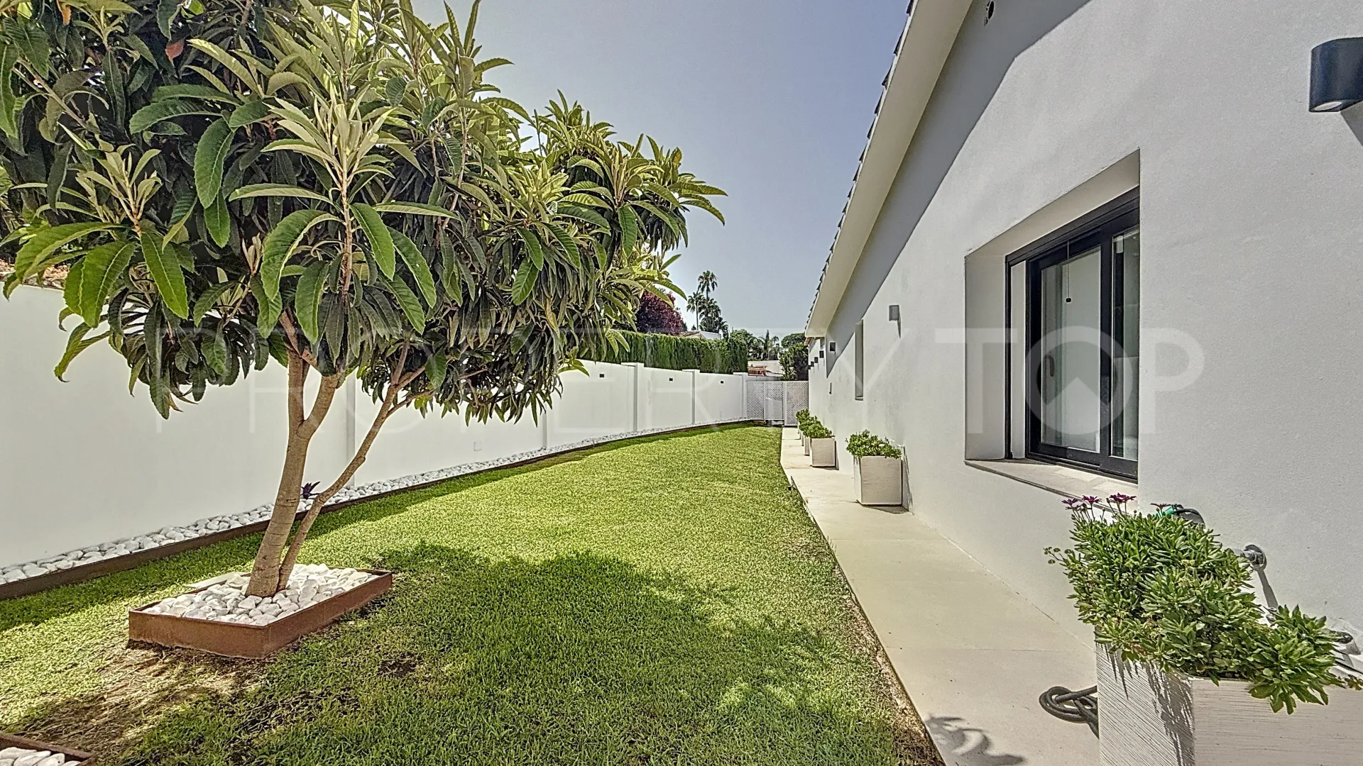 Villa for sale in Guadalmina Alta with 4 bedrooms
