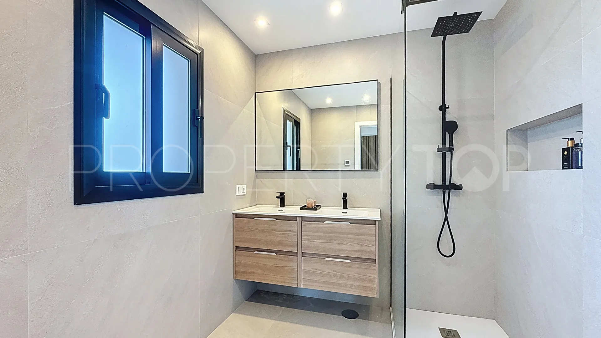 Villa for sale in Guadalmina Alta with 4 bedrooms