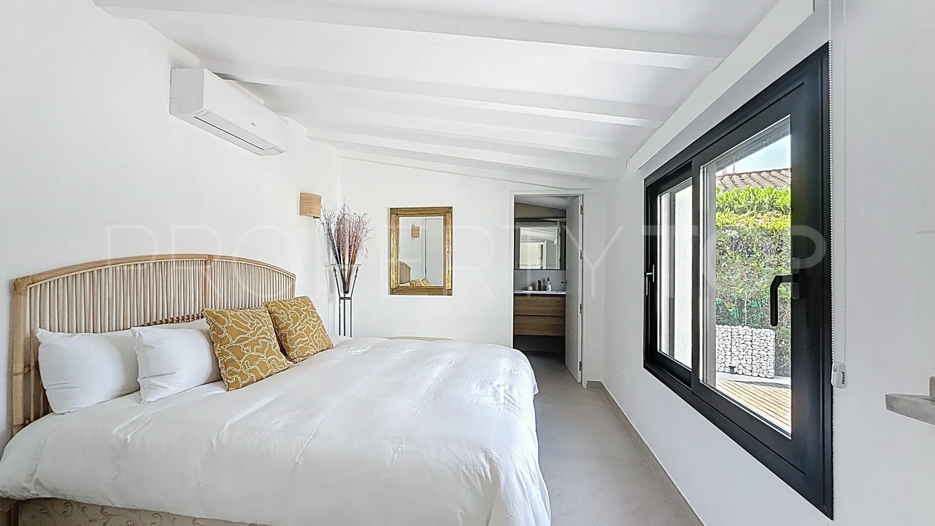 Villa for sale in Guadalmina Alta with 4 bedrooms