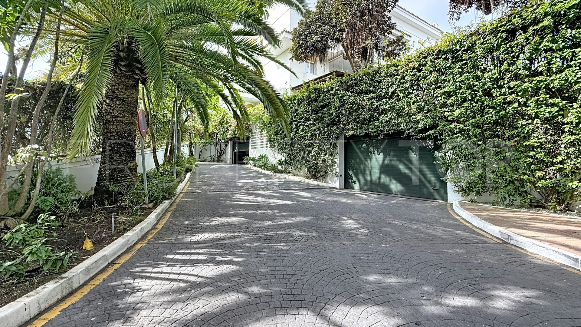 Comprar apartamento con 5 dormitorios en Guadalmina Baja