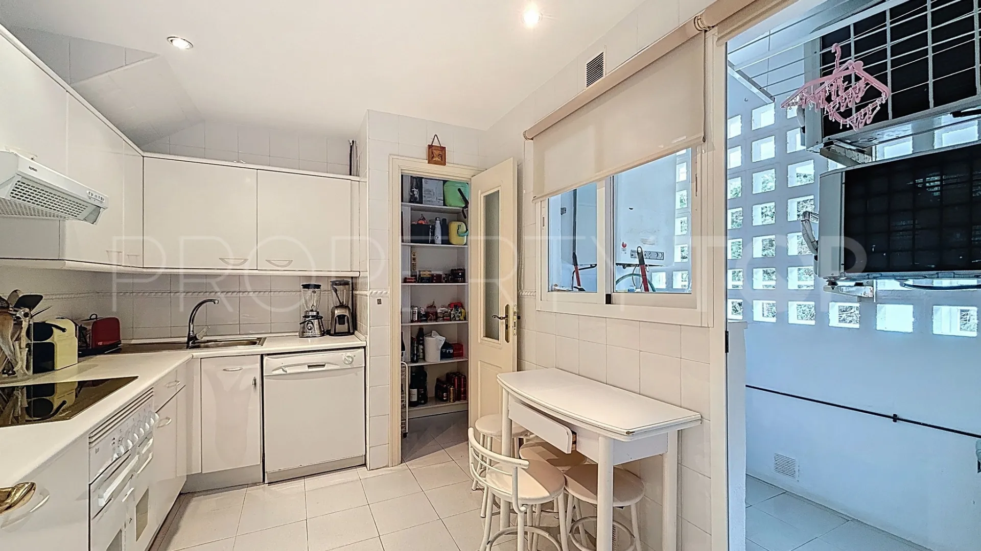 Comprar apartamento con 5 dormitorios en Guadalmina Baja