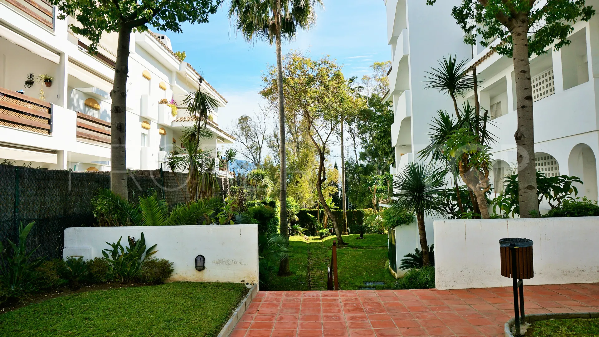 Comprar apartamento con 5 dormitorios en Guadalmina Baja