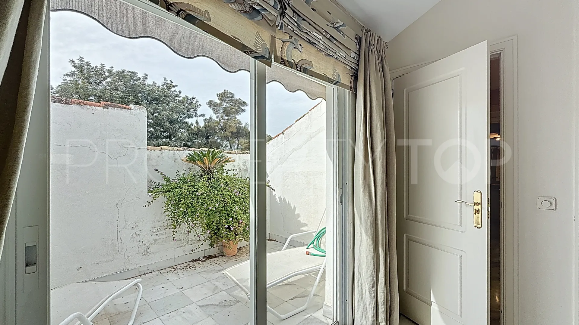 Comprar apartamento con 5 dormitorios en Guadalmina Baja