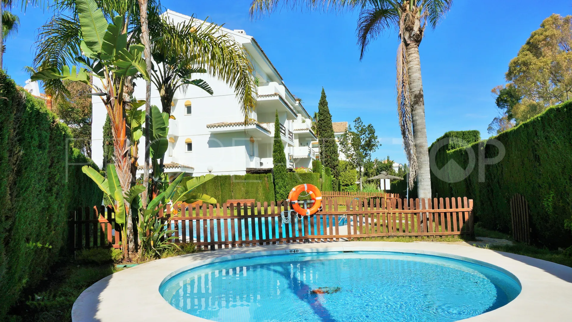 Comprar apartamento con 5 dormitorios en Guadalmina Baja