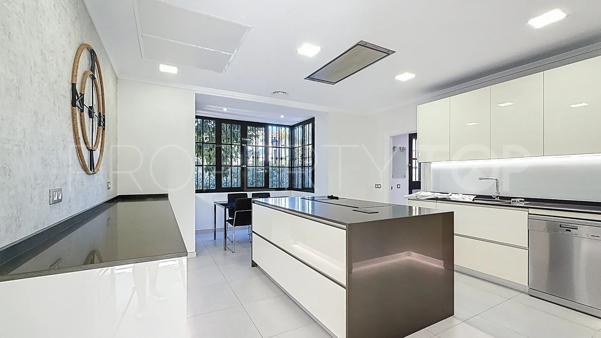 Villa for sale in Casasola