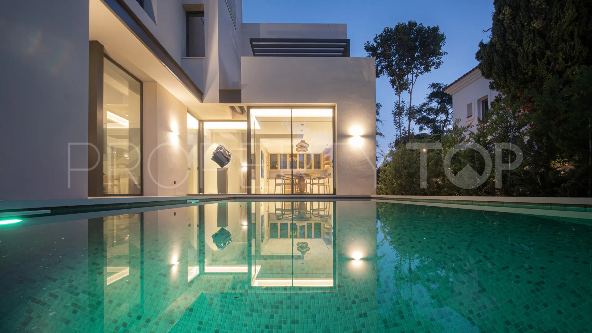 Se vende villa de 5 dormitorios en Rio Verde Playa
