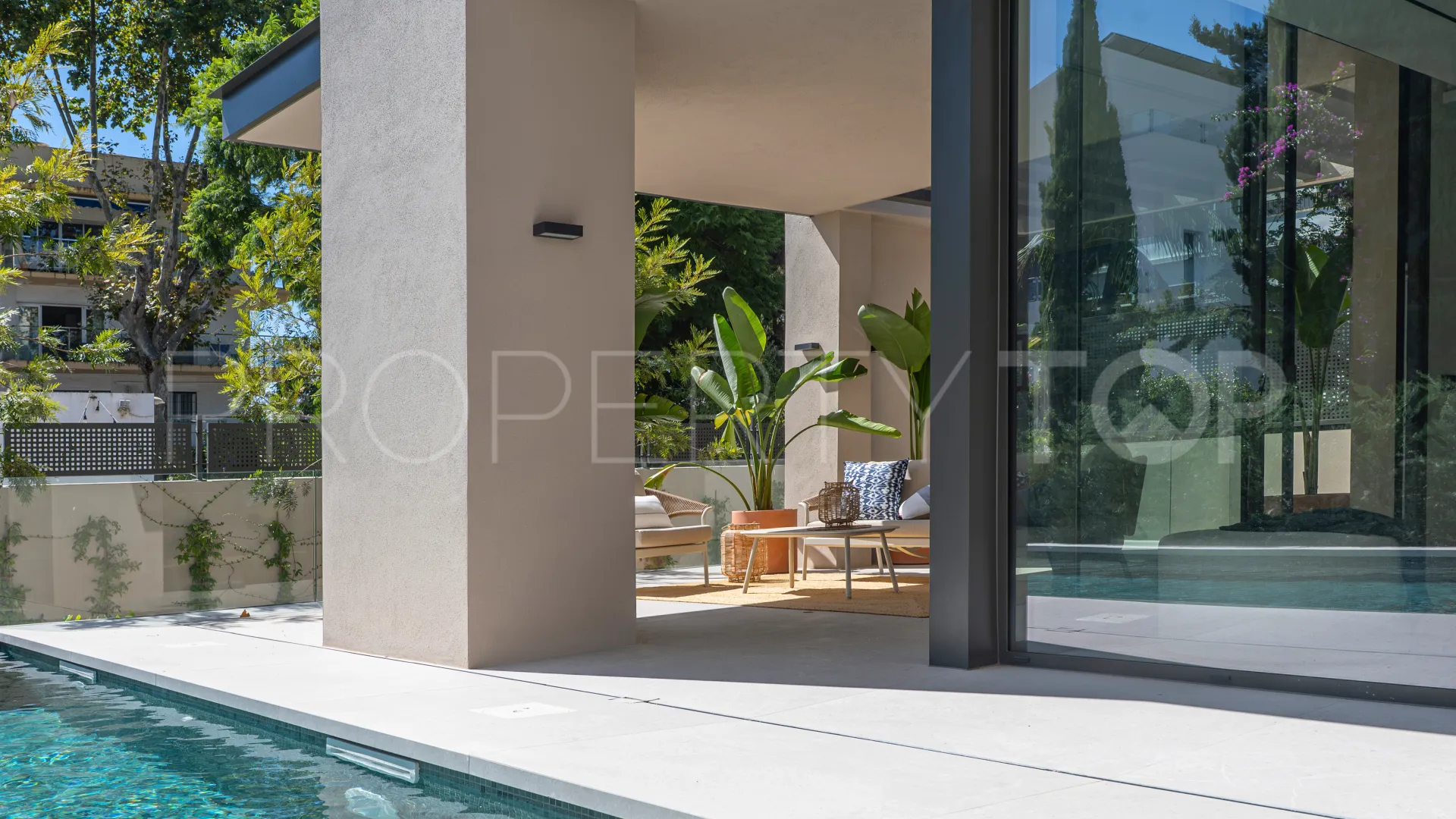 Se vende villa de 5 dormitorios en Rio Verde Playa