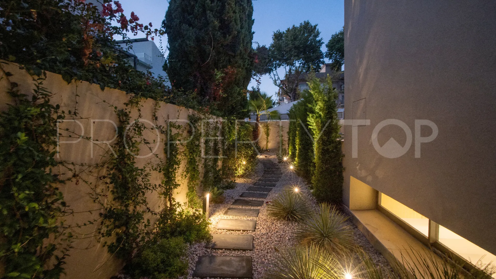Se vende villa de 5 dormitorios en Rio Verde Playa