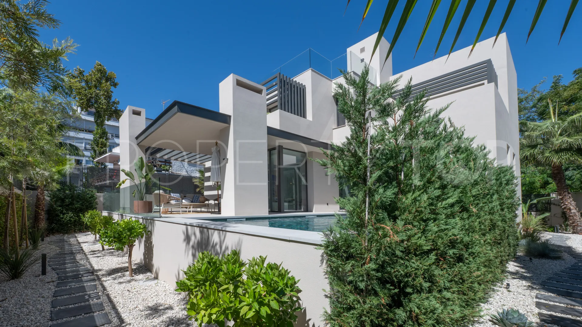 Se vende villa de 5 dormitorios en Rio Verde Playa