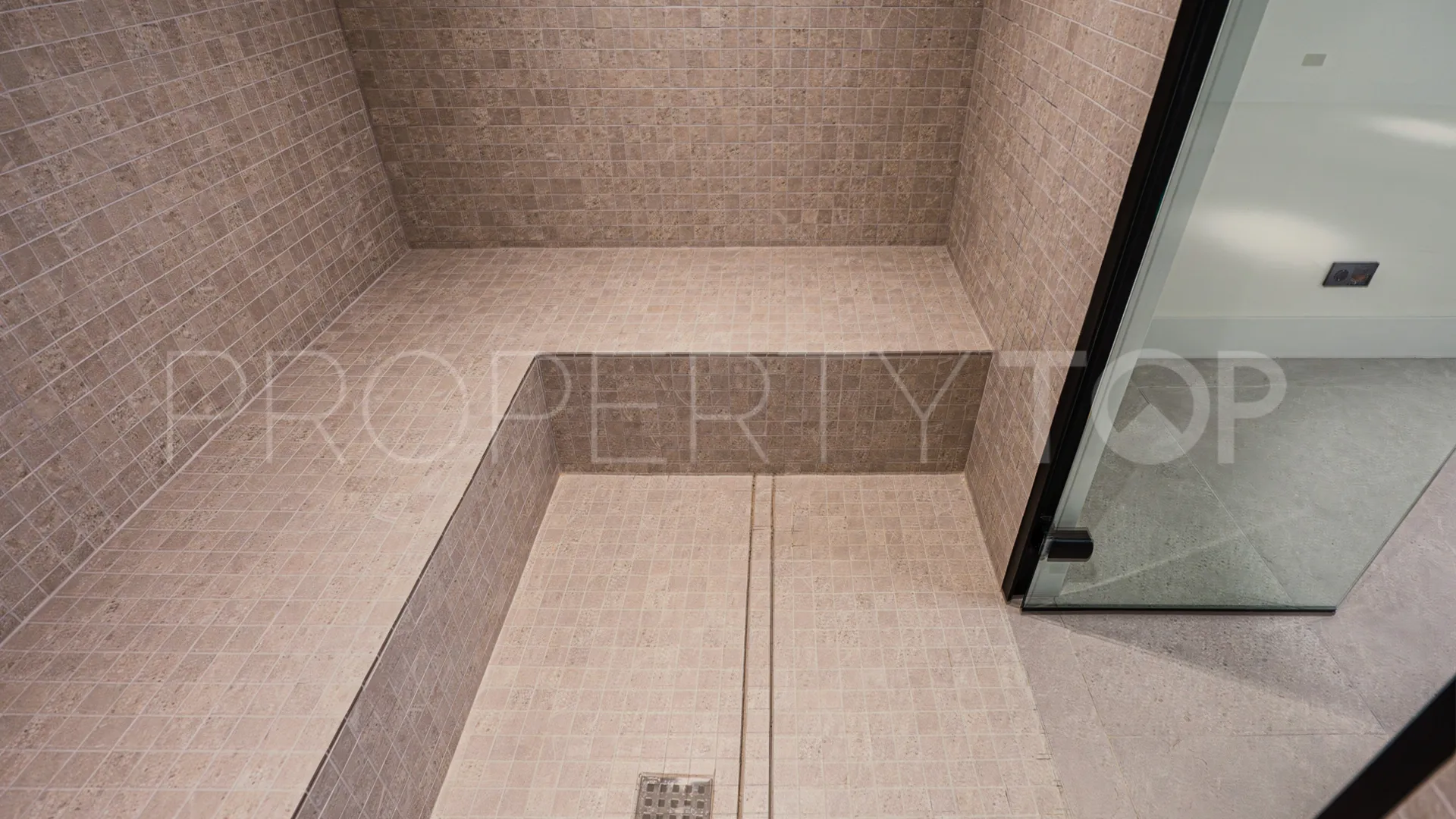 Se vende villa de 5 dormitorios en Rio Verde Playa