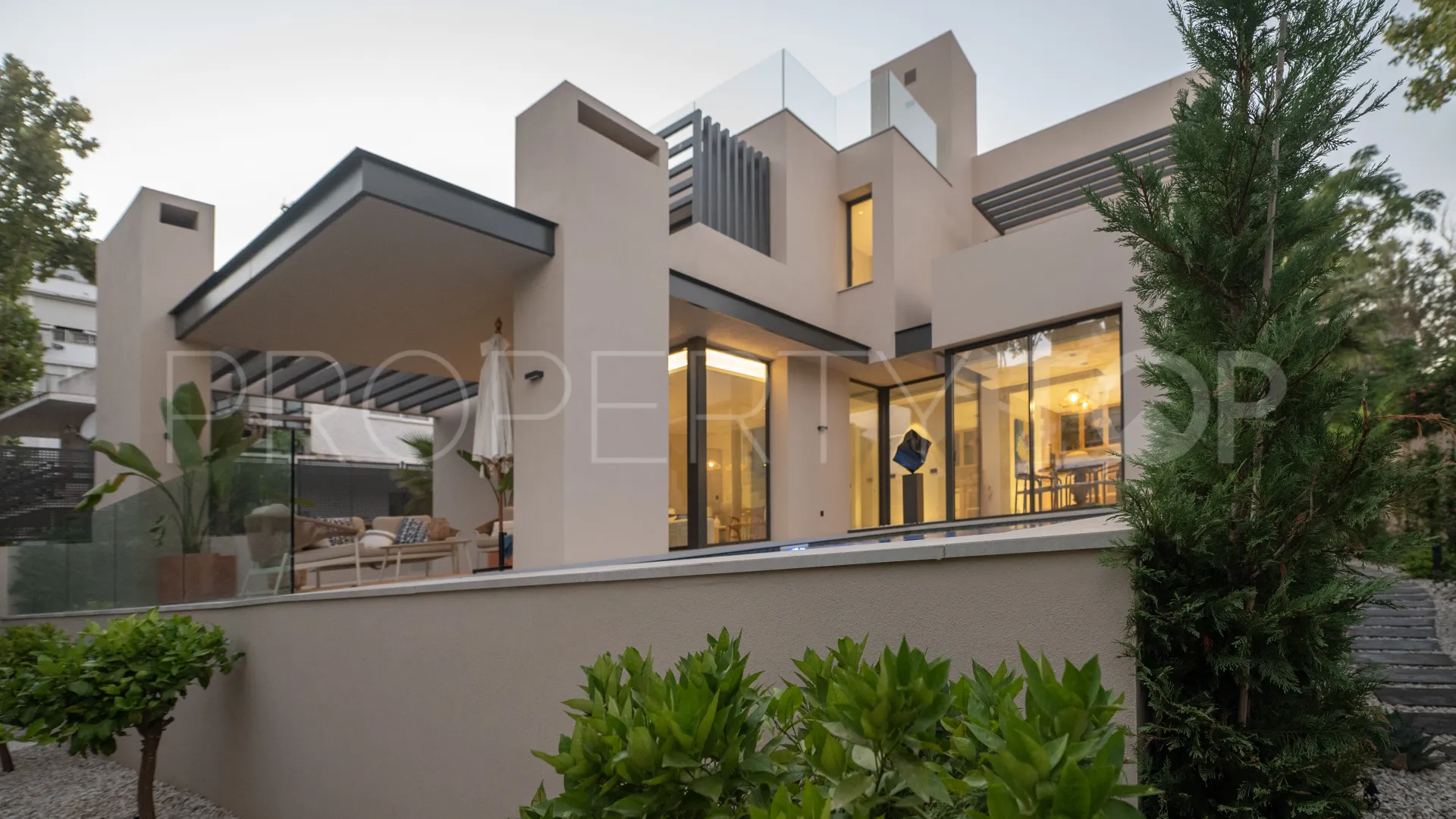 Se vende villa de 5 dormitorios en Rio Verde Playa
