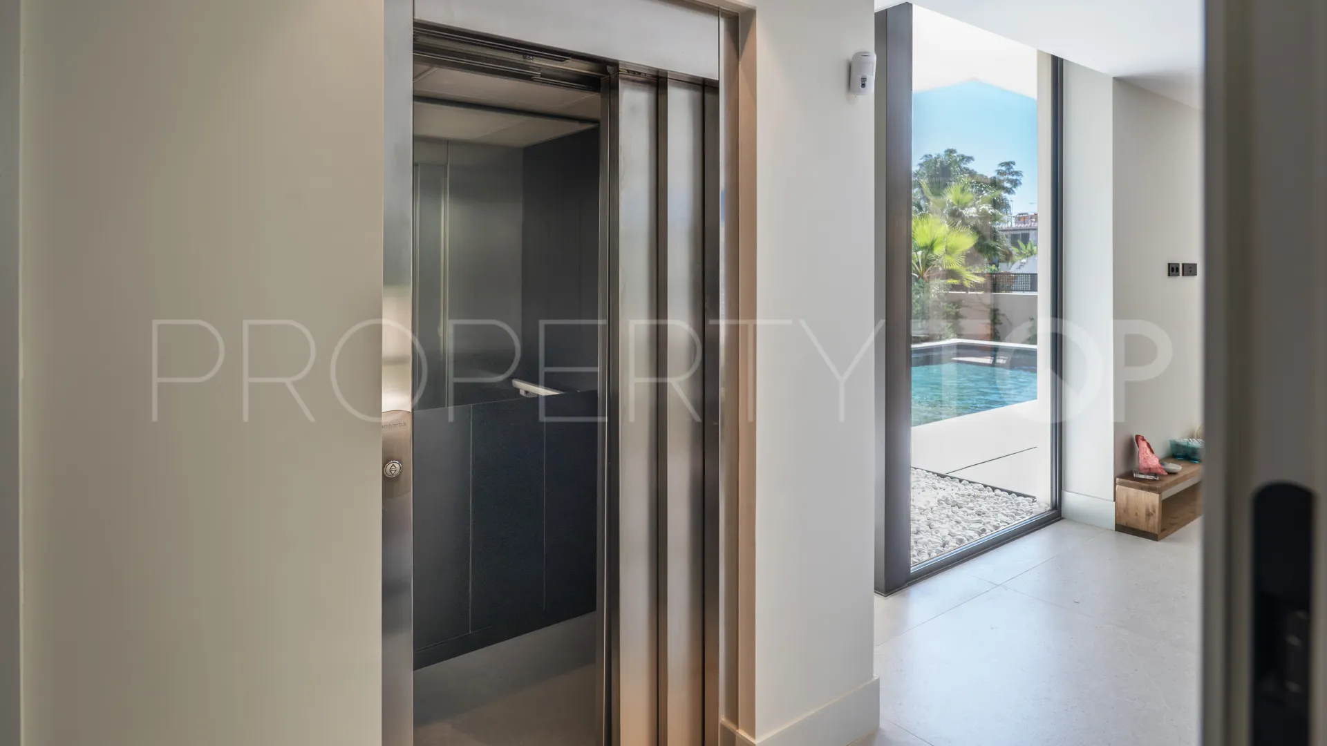 Se vende villa de 5 dormitorios en Rio Verde Playa