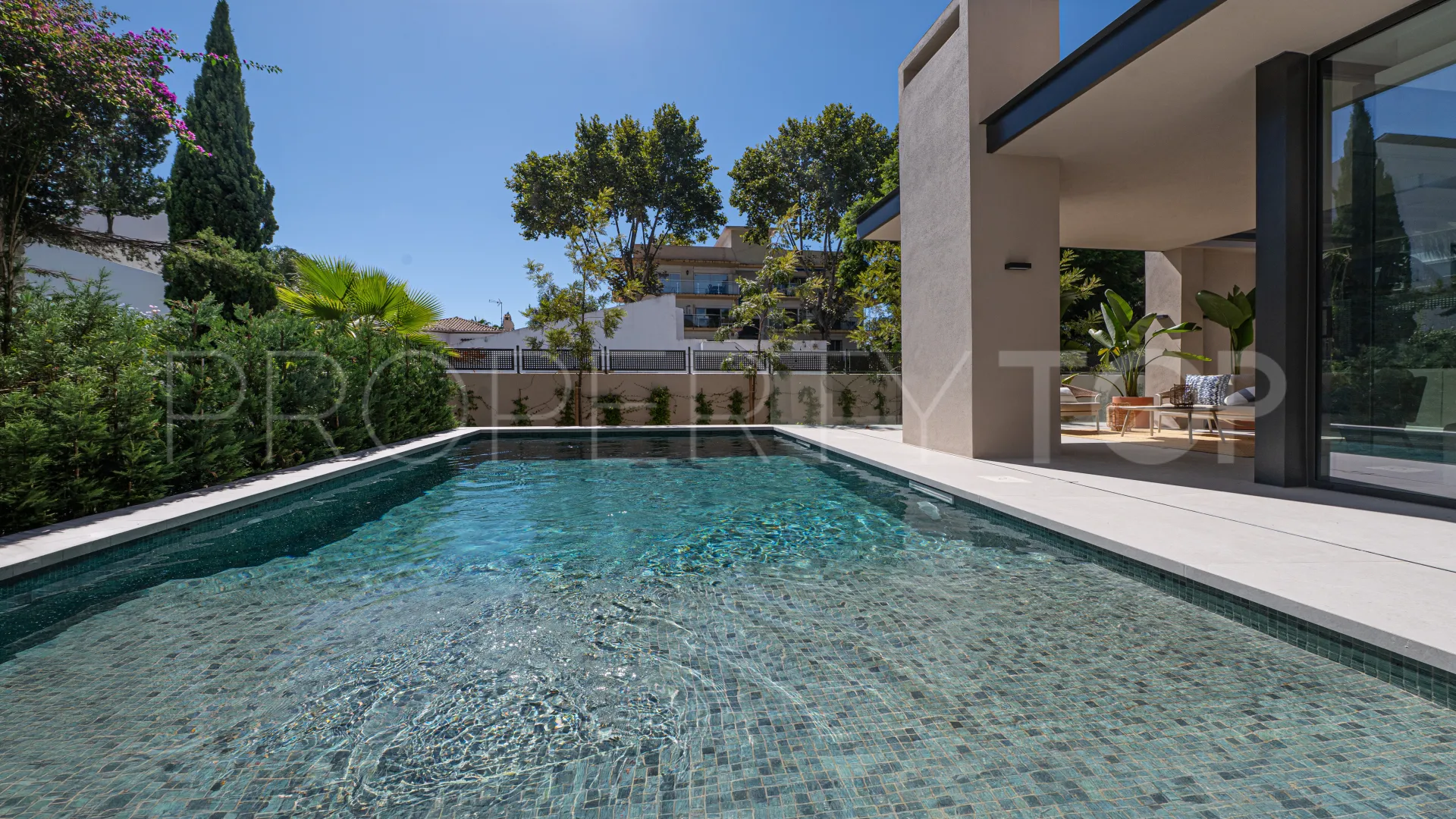 Se vende villa de 5 dormitorios en Rio Verde Playa