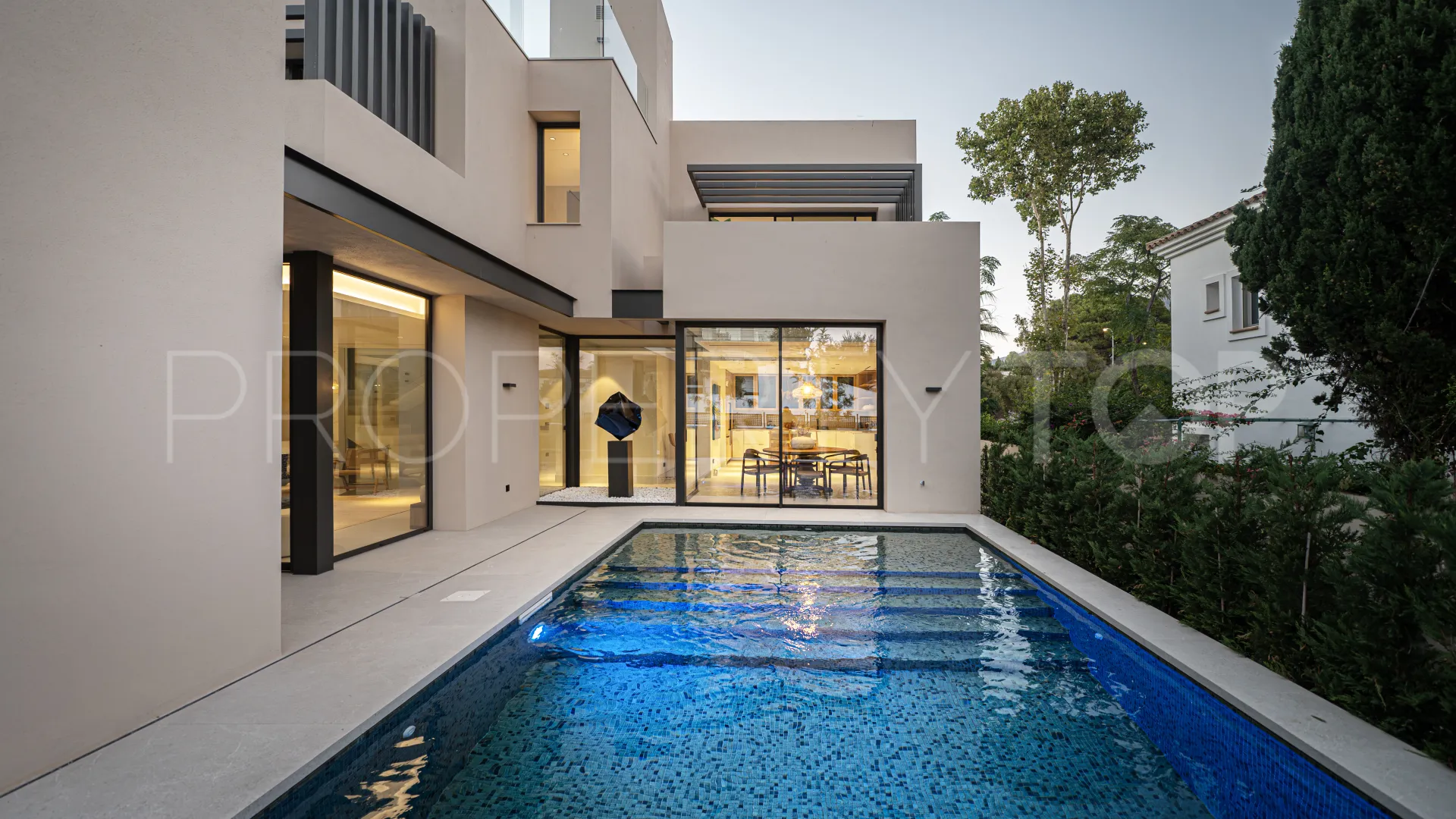 Se vende villa de 5 dormitorios en Rio Verde Playa