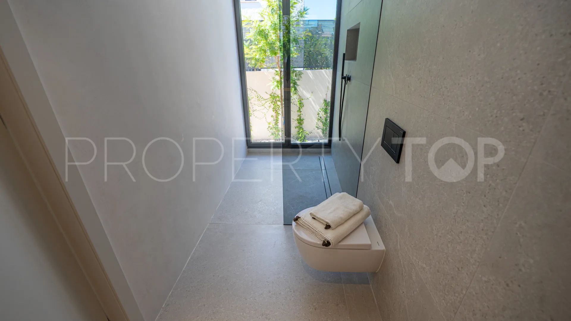 Se vende villa de 5 dormitorios en Rio Verde Playa