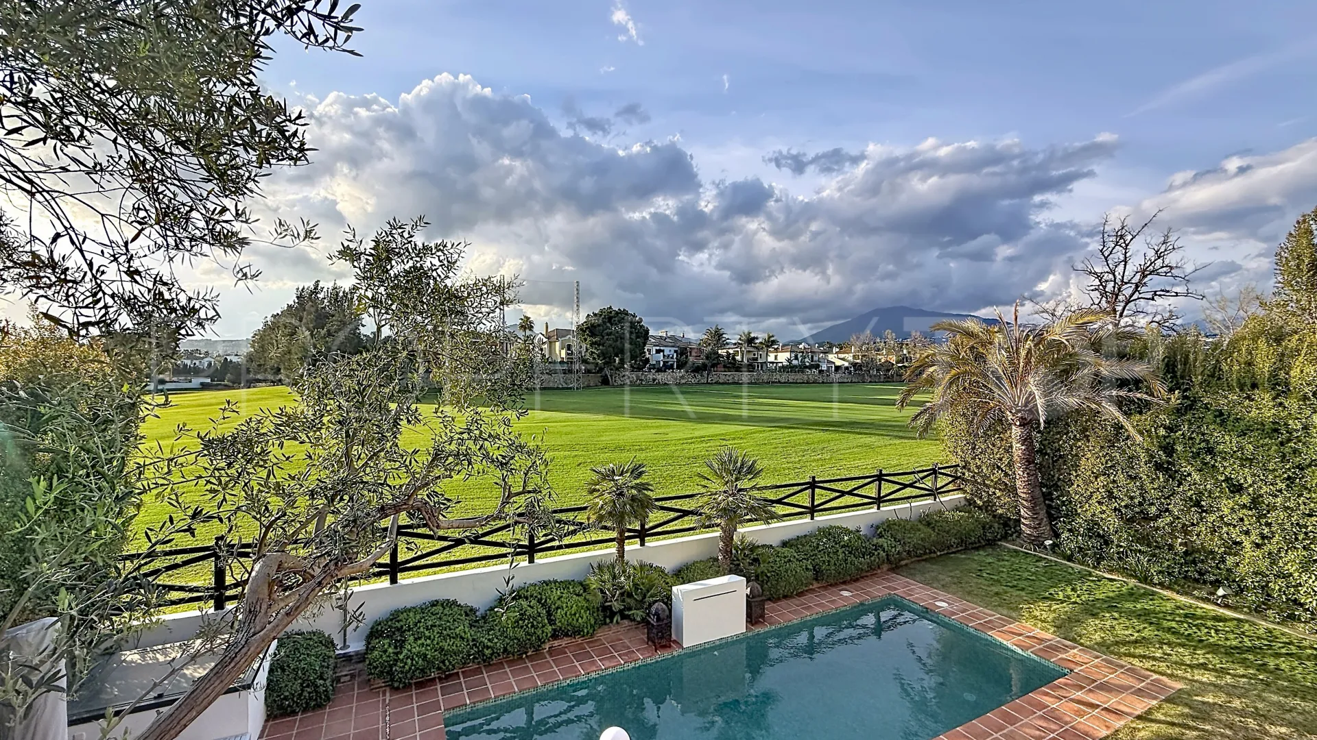 Comprar villa en Guadalmina Alta con 5 dormitorios