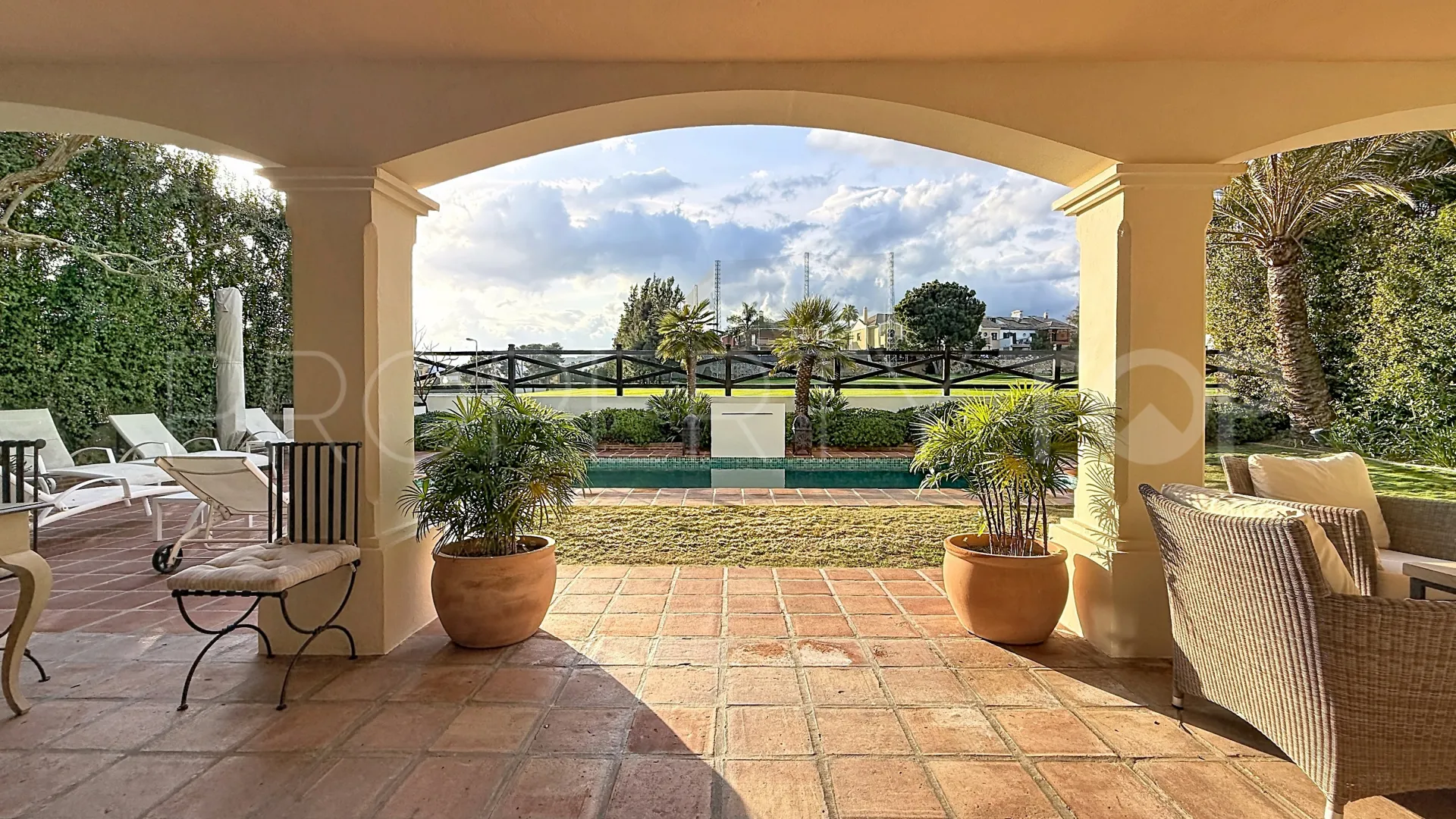 Comprar villa en Guadalmina Alta con 5 dormitorios
