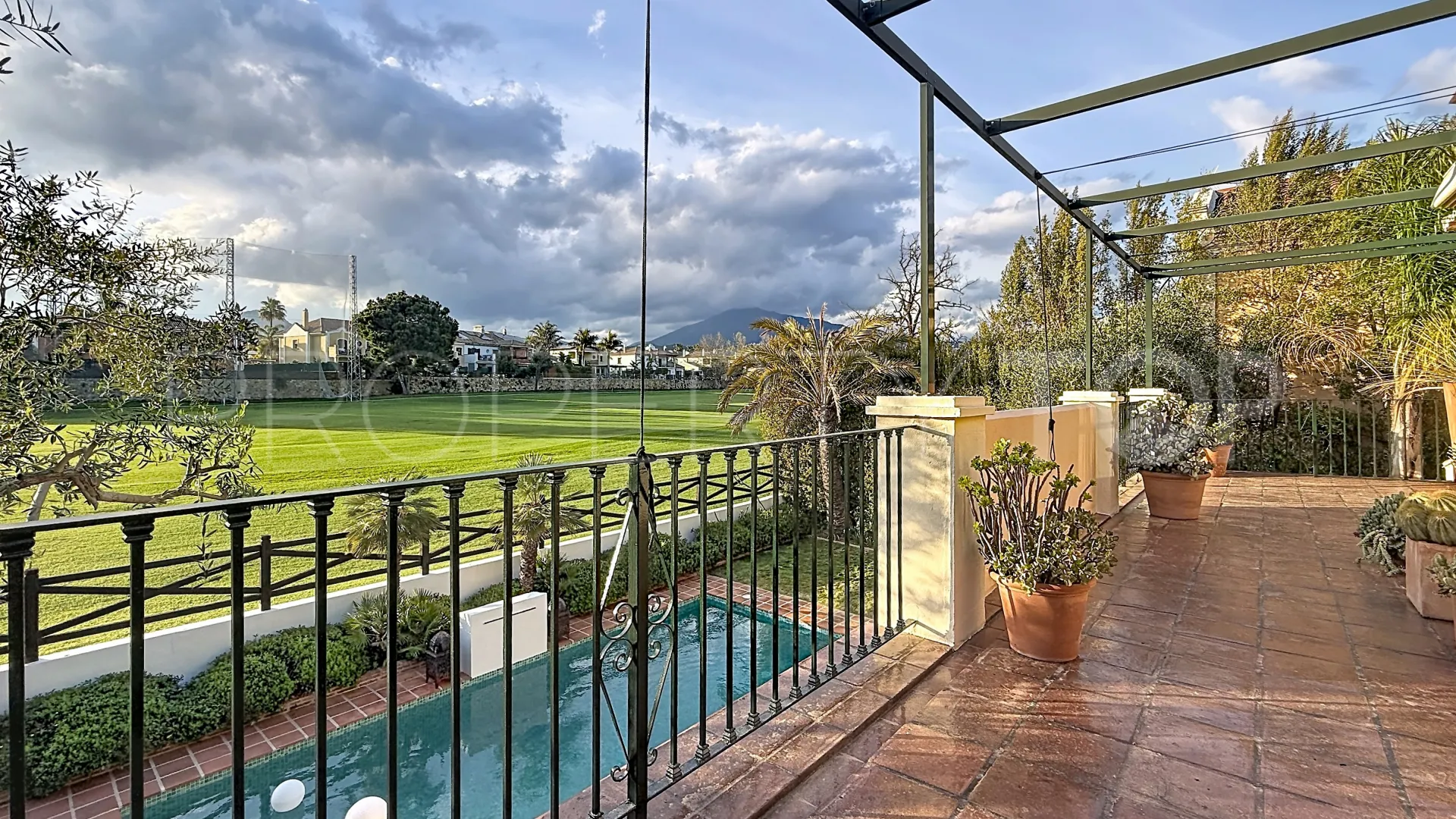 Comprar villa en Guadalmina Alta con 5 dormitorios