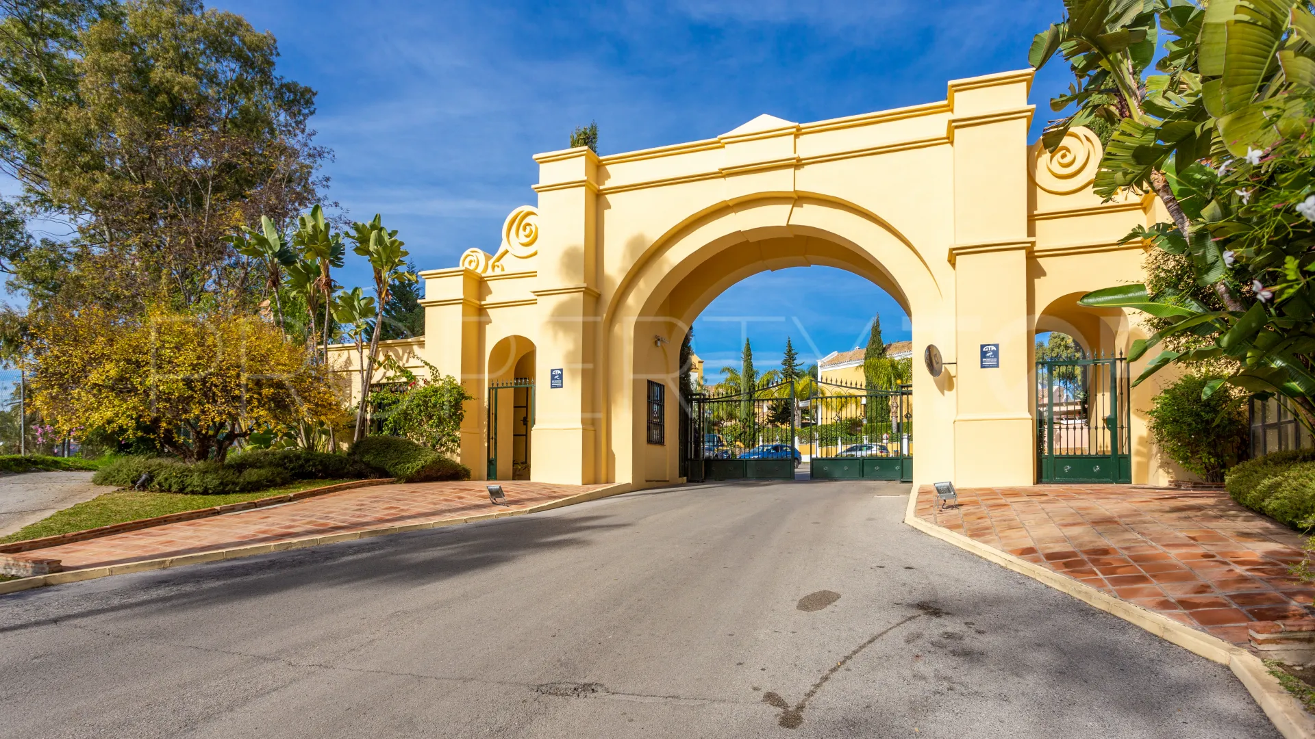 Comprar villa en Guadalmina Alta con 5 dormitorios