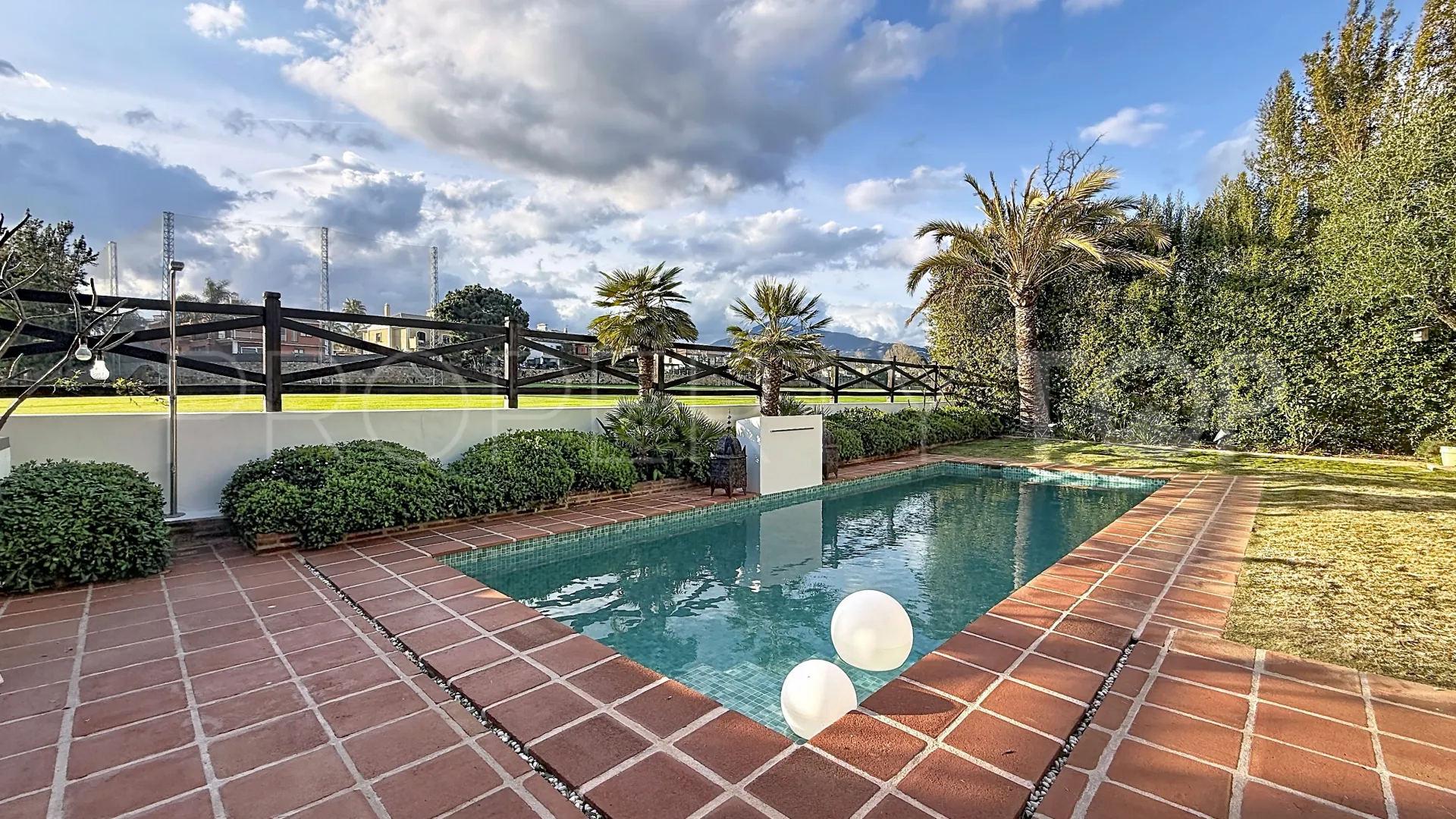 Comprar villa en Guadalmina Alta con 5 dormitorios