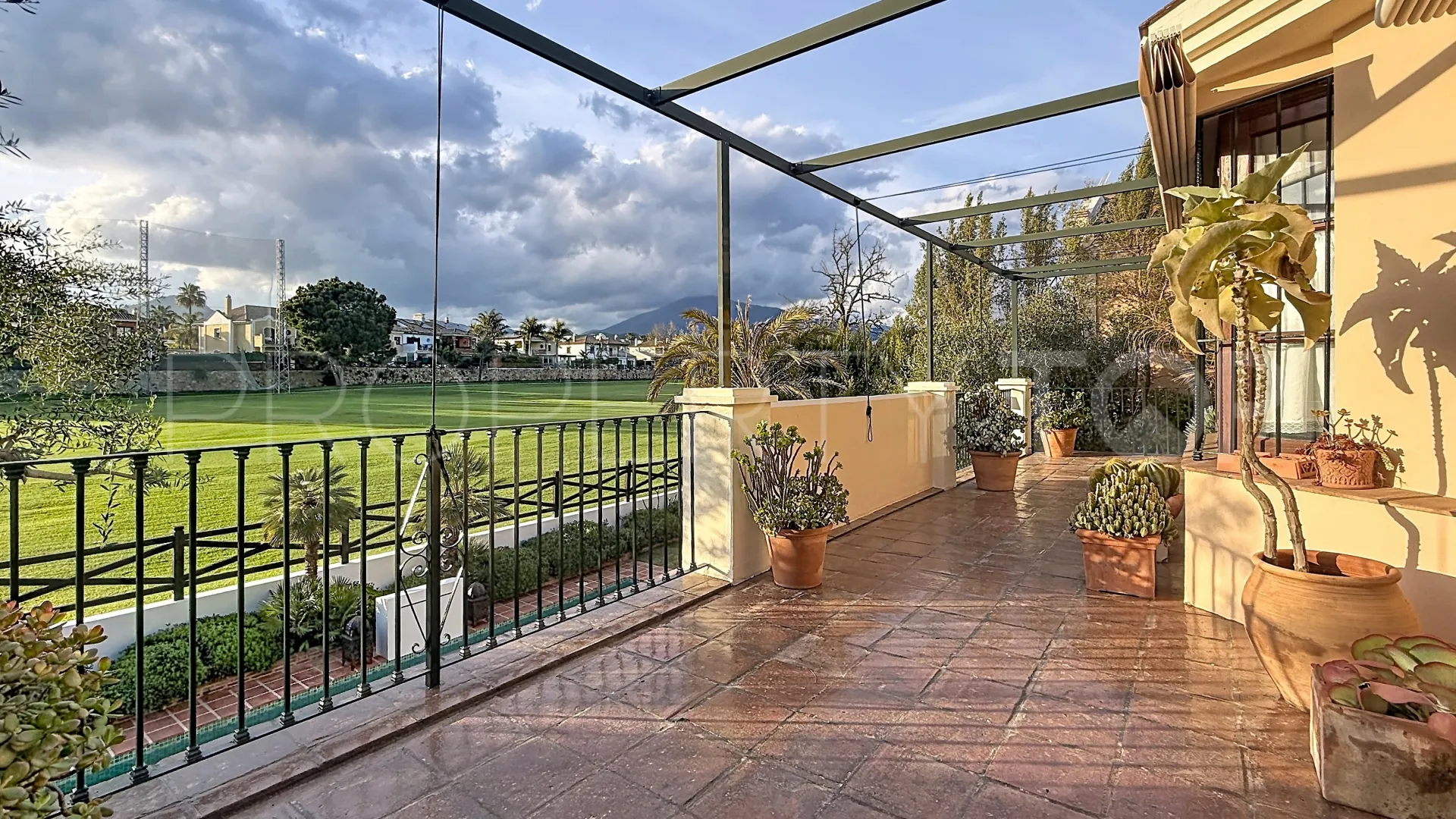 Comprar villa en Guadalmina Alta con 5 dormitorios