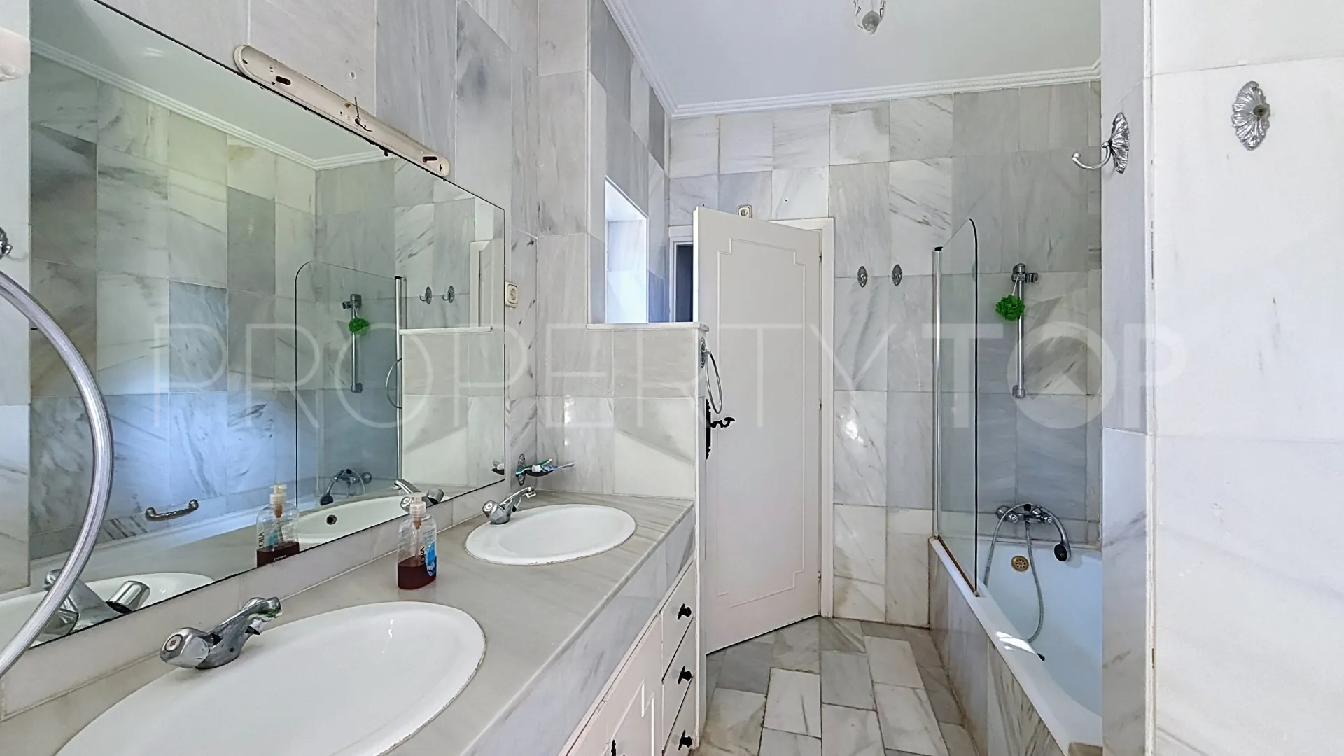 Villa en venta en Guadalmina Baja de 8 dormitorios