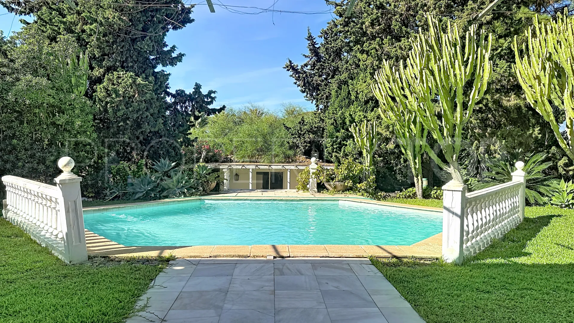 Villa en venta en Guadalmina Baja de 8 dormitorios
