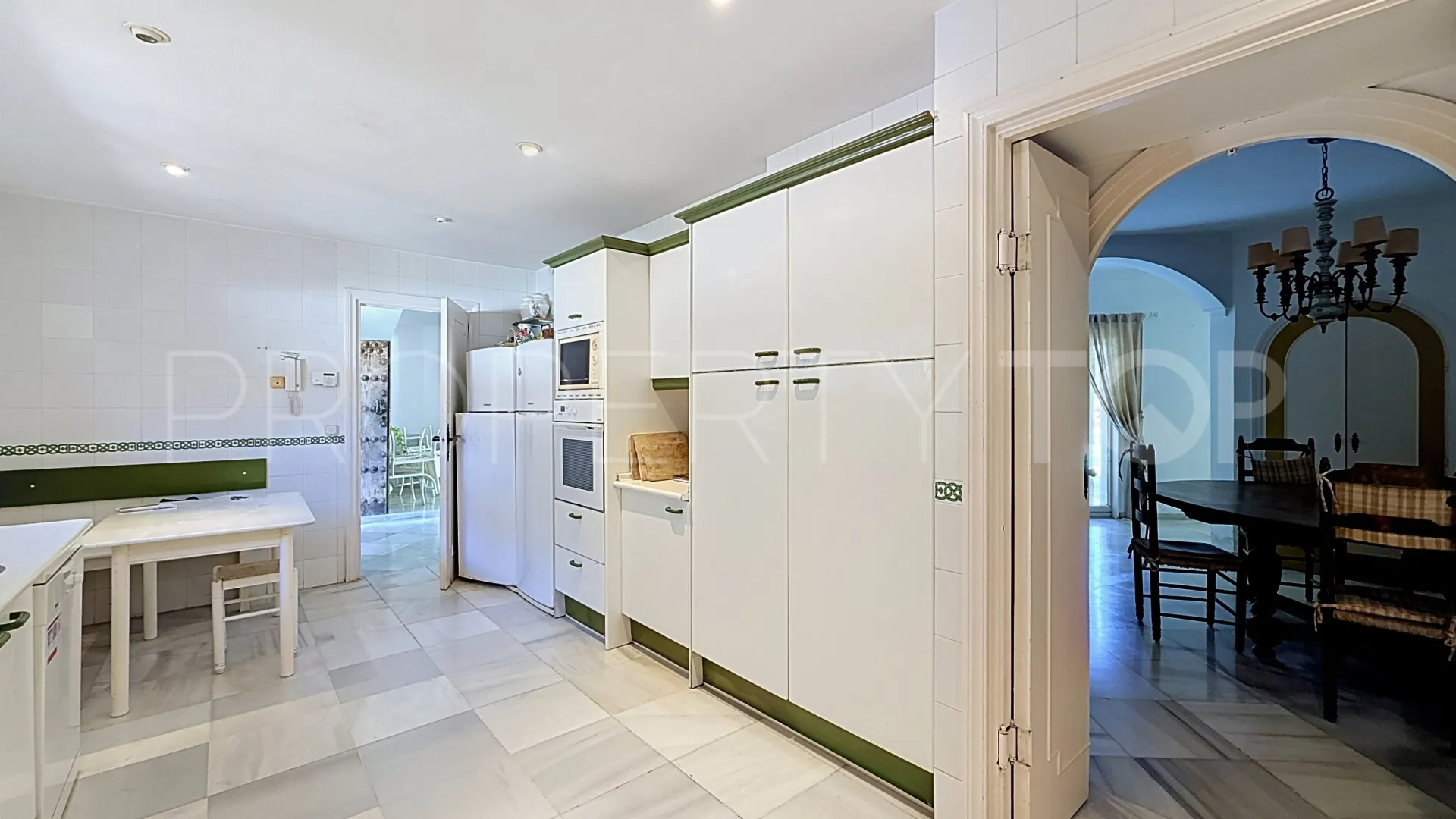 Villa en venta en Guadalmina Baja de 8 dormitorios