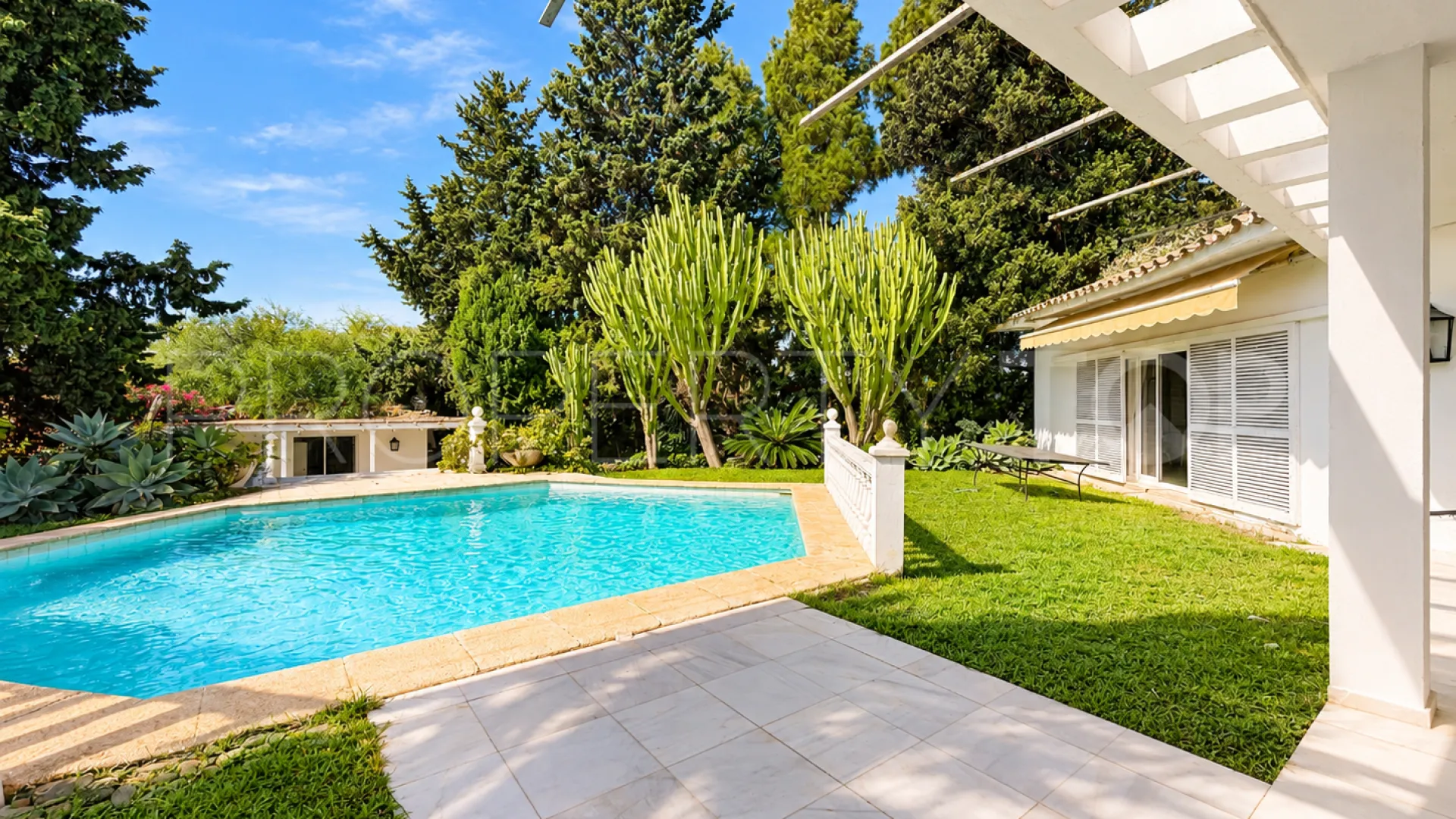 Villa en venta en Guadalmina Baja de 8 dormitorios